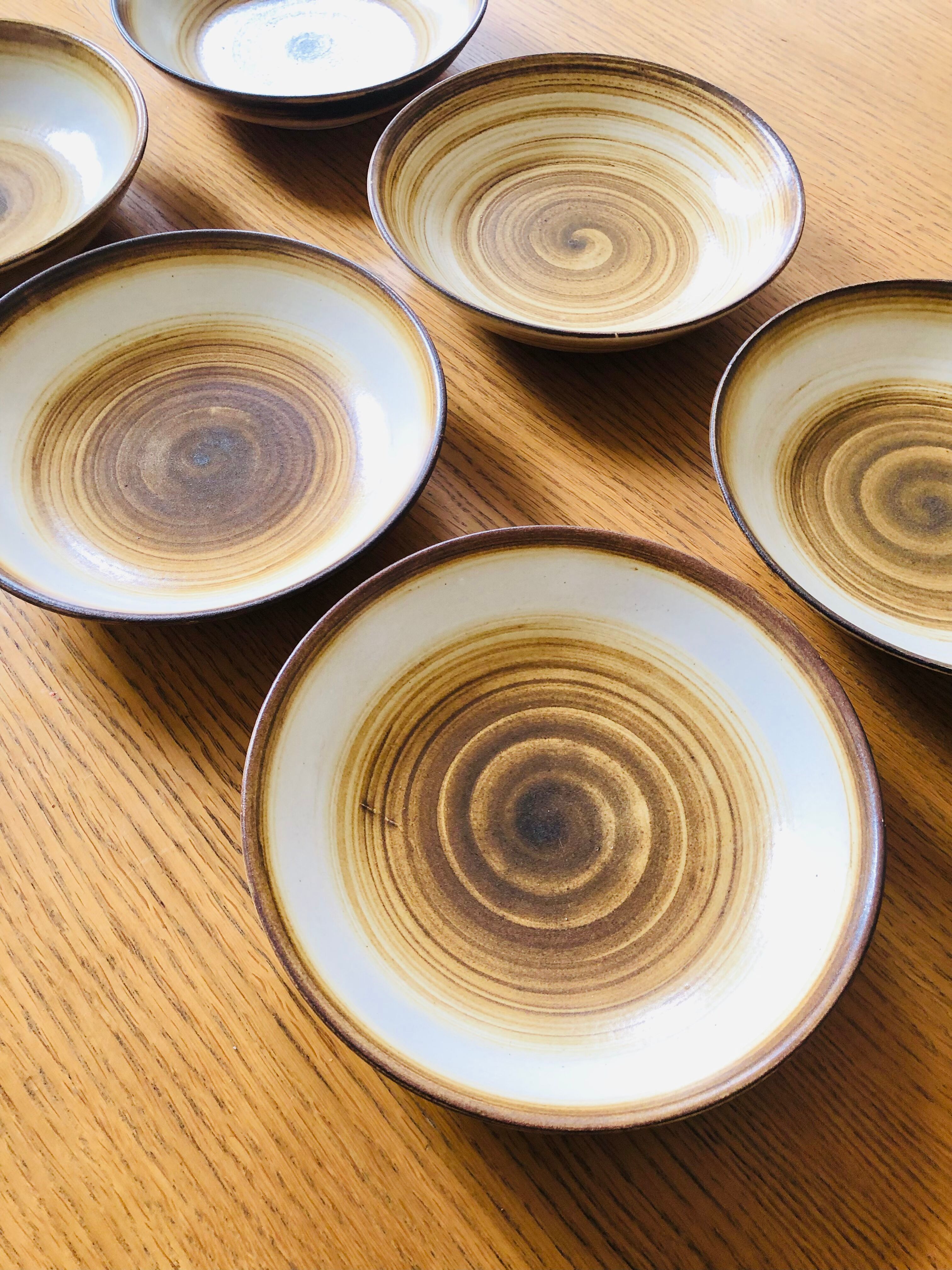Set of six hollow plates in Longchamp sandstone