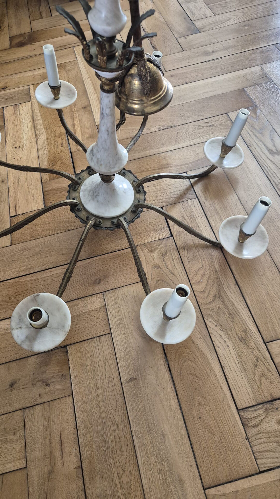 Lustre with 8 light arms in Hollywood Regency style – Gold brass and marble