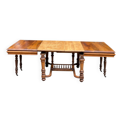 Table à manger extensible style Henri II en noyer massif, XIXème
