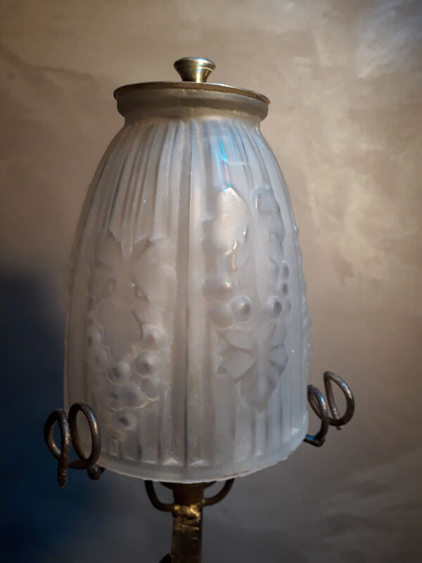 Lampe fer forgé noir avec patine or avec tulipe moulé 1920