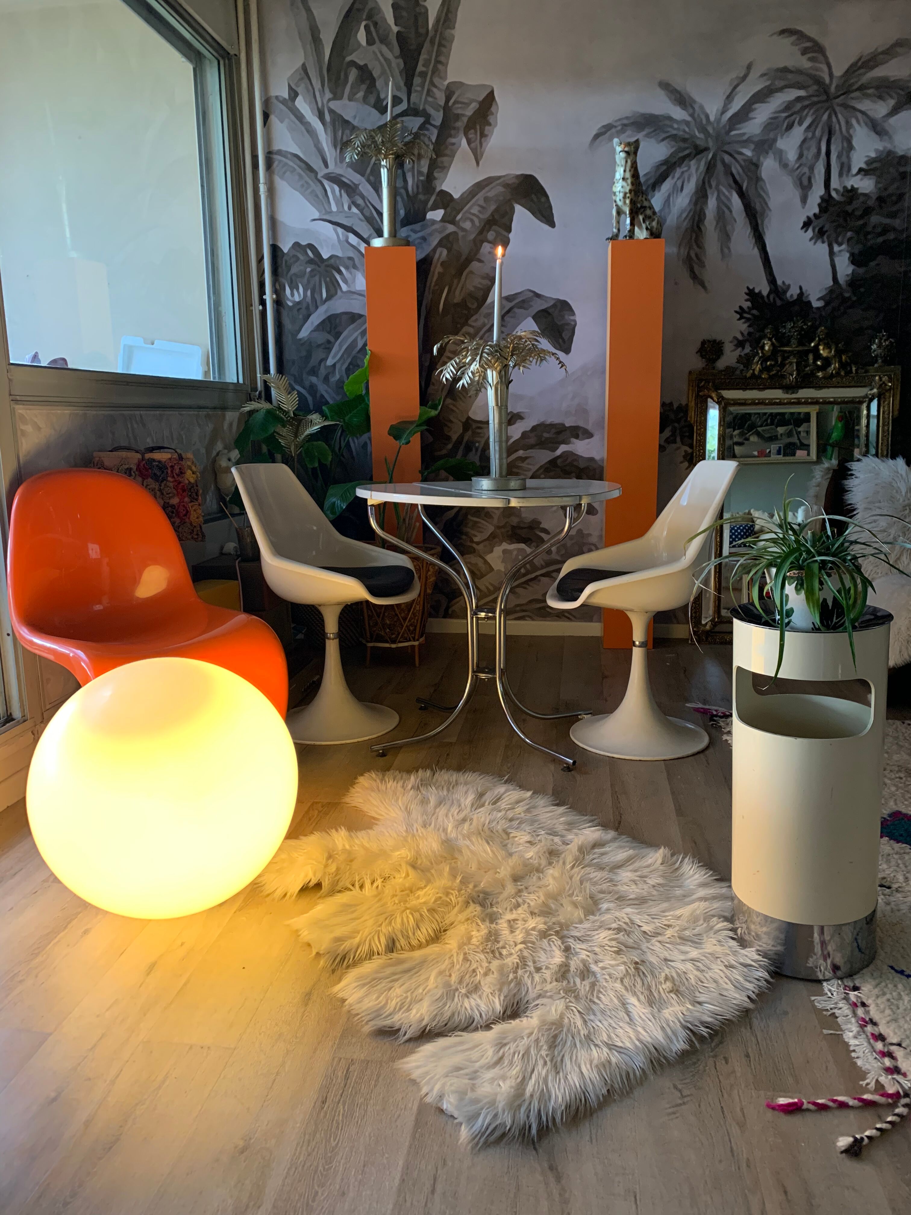 Very large pedestal column in Formica