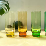 6 verres colorés et panier en laiton vintage