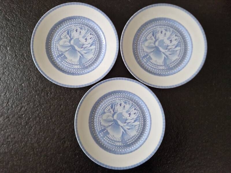 Limoges porcelain for Hermès, Paris - Set of 3 flat plates - Les Pivoines