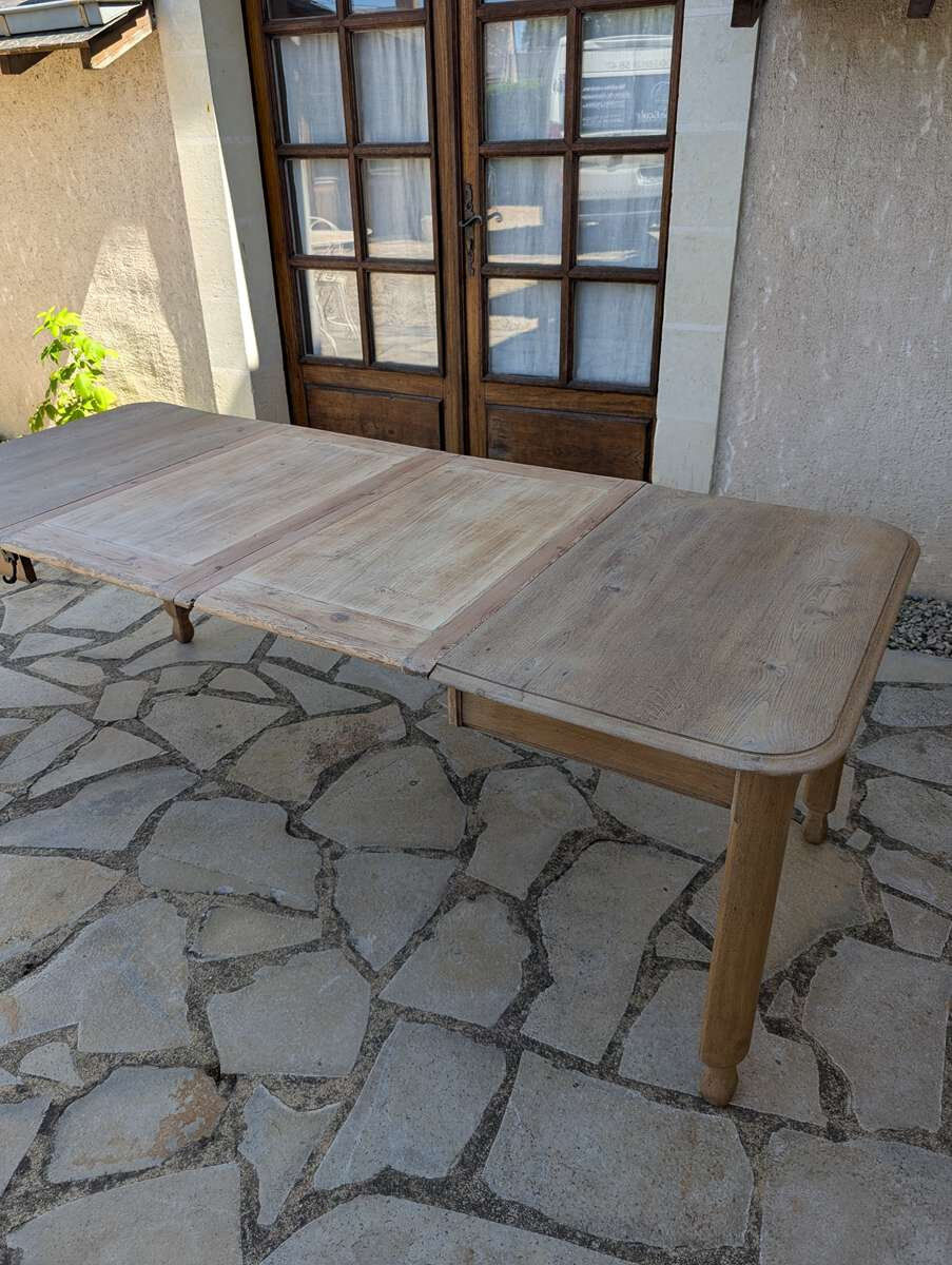 Antique extendable table