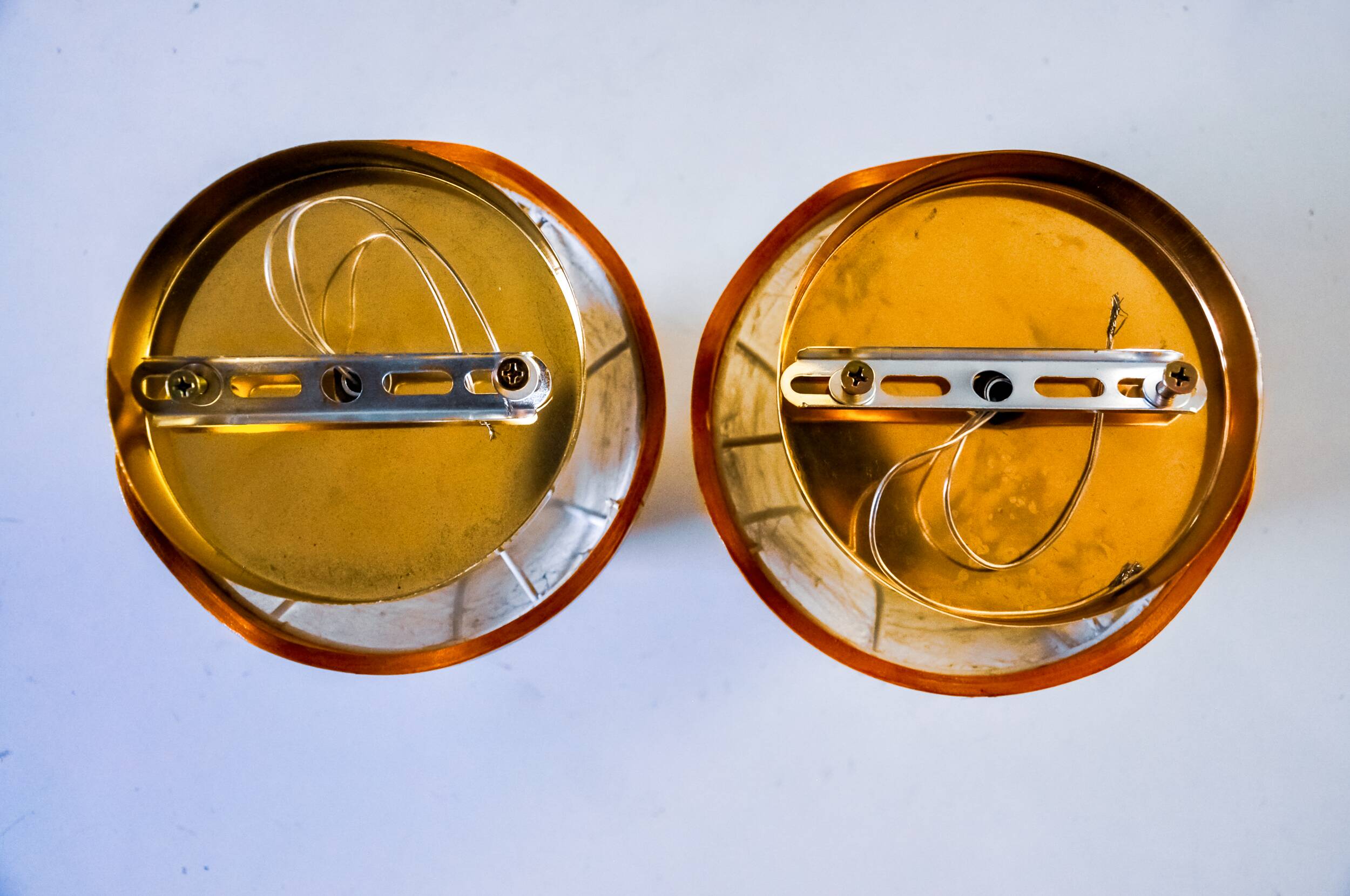 Pair of pear-shaped "cocoon" wall lights, resin and pine, Italy, 1970