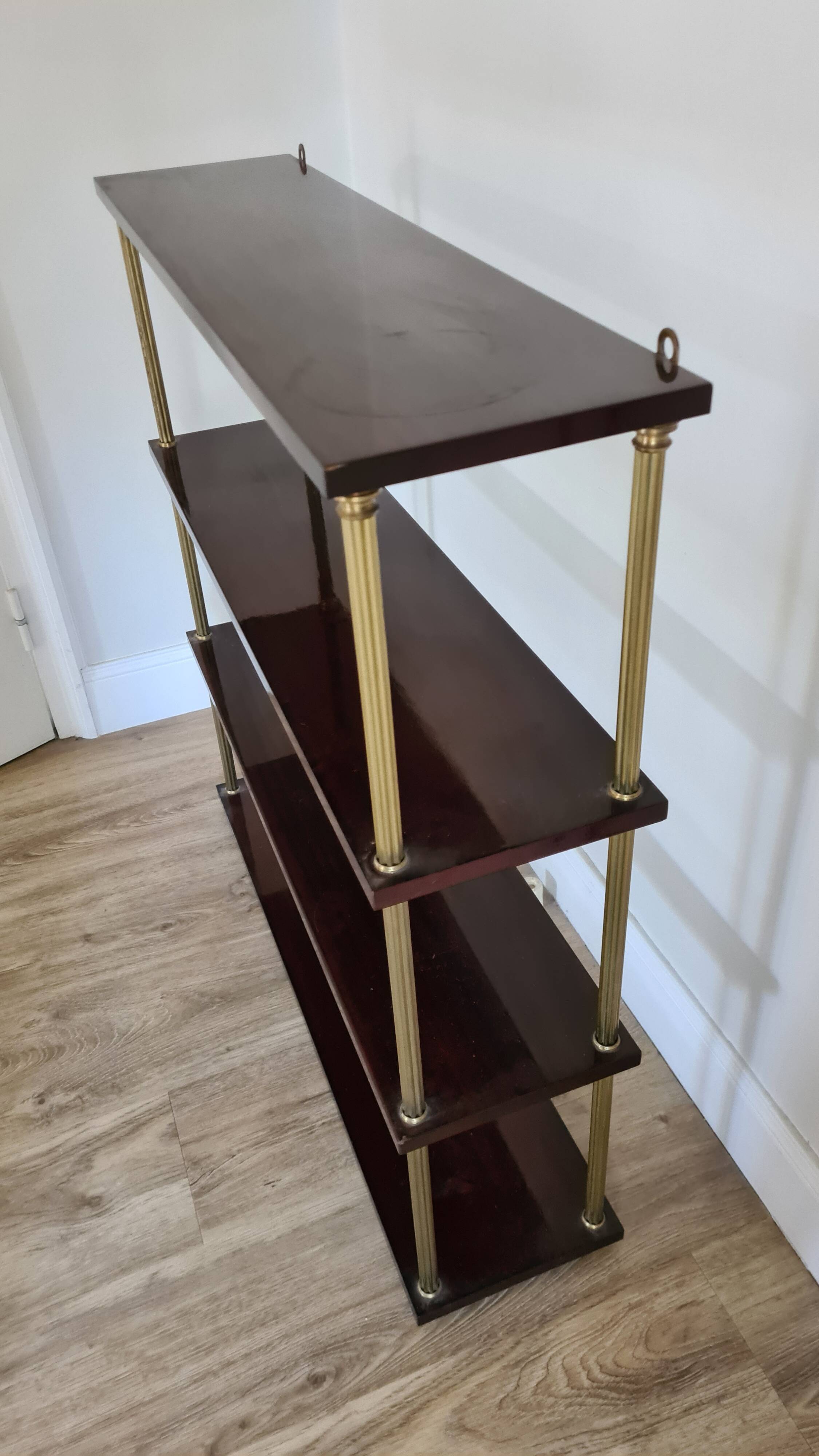 Grande étagère murale en acajou et laiton / années 60