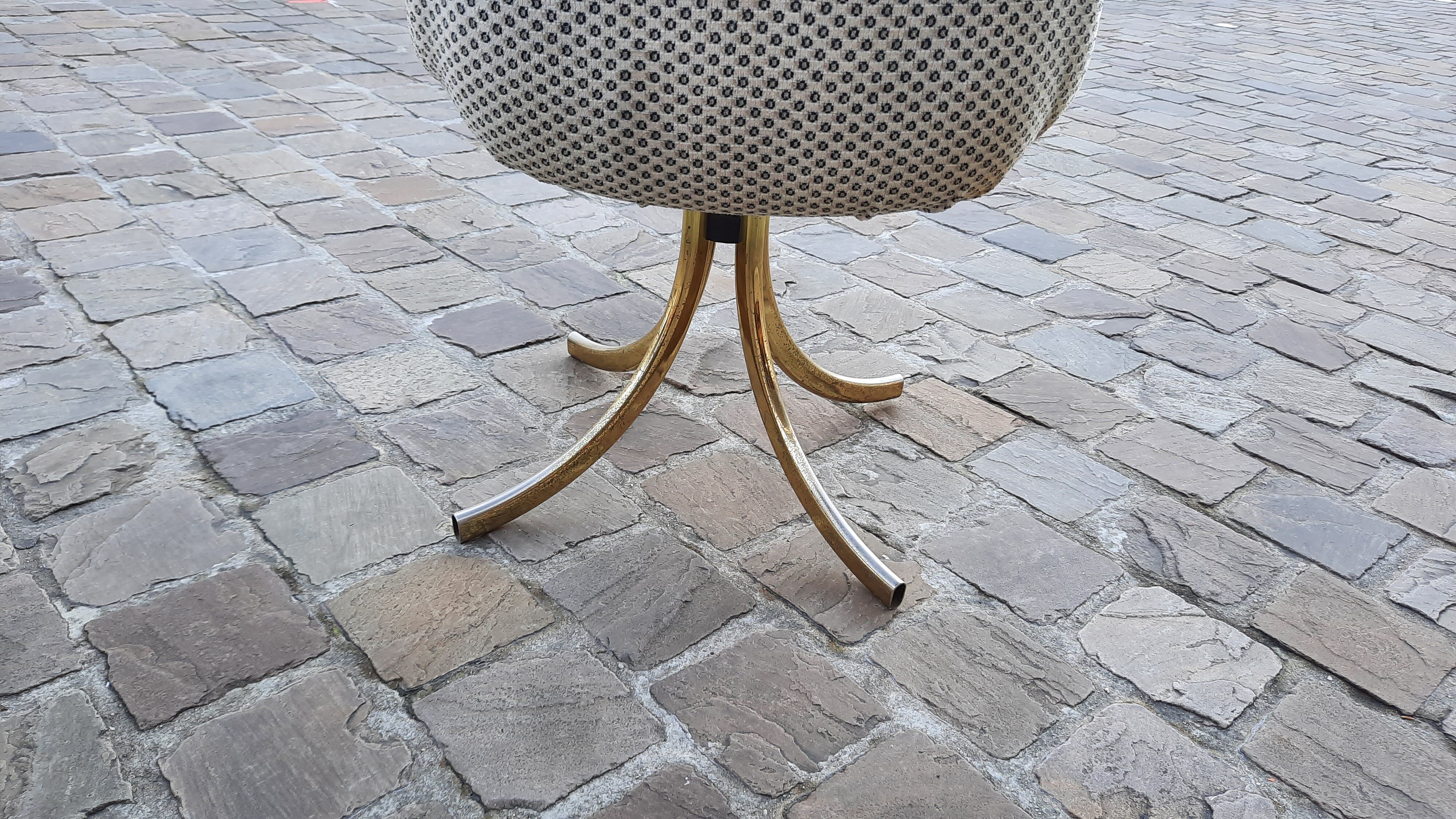 3 rotating vintage armchairs