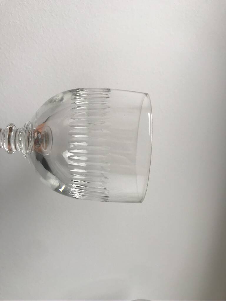 Ensemble de 8 verres à pied en verre moulé années 30 début XXème