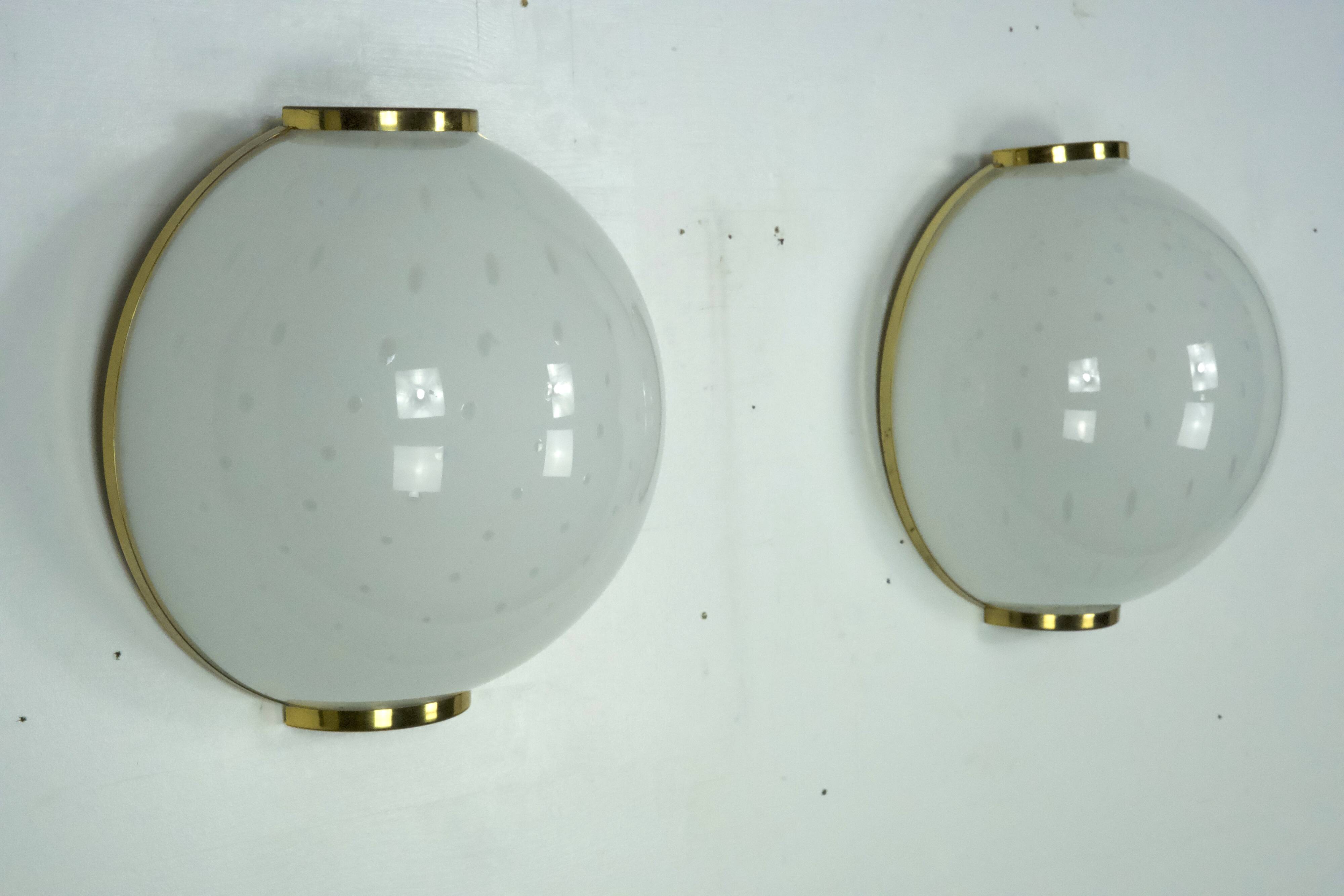 Paire de grandes appliques rondes en verre bullicante de Murano avec laiton. Italie années 1970