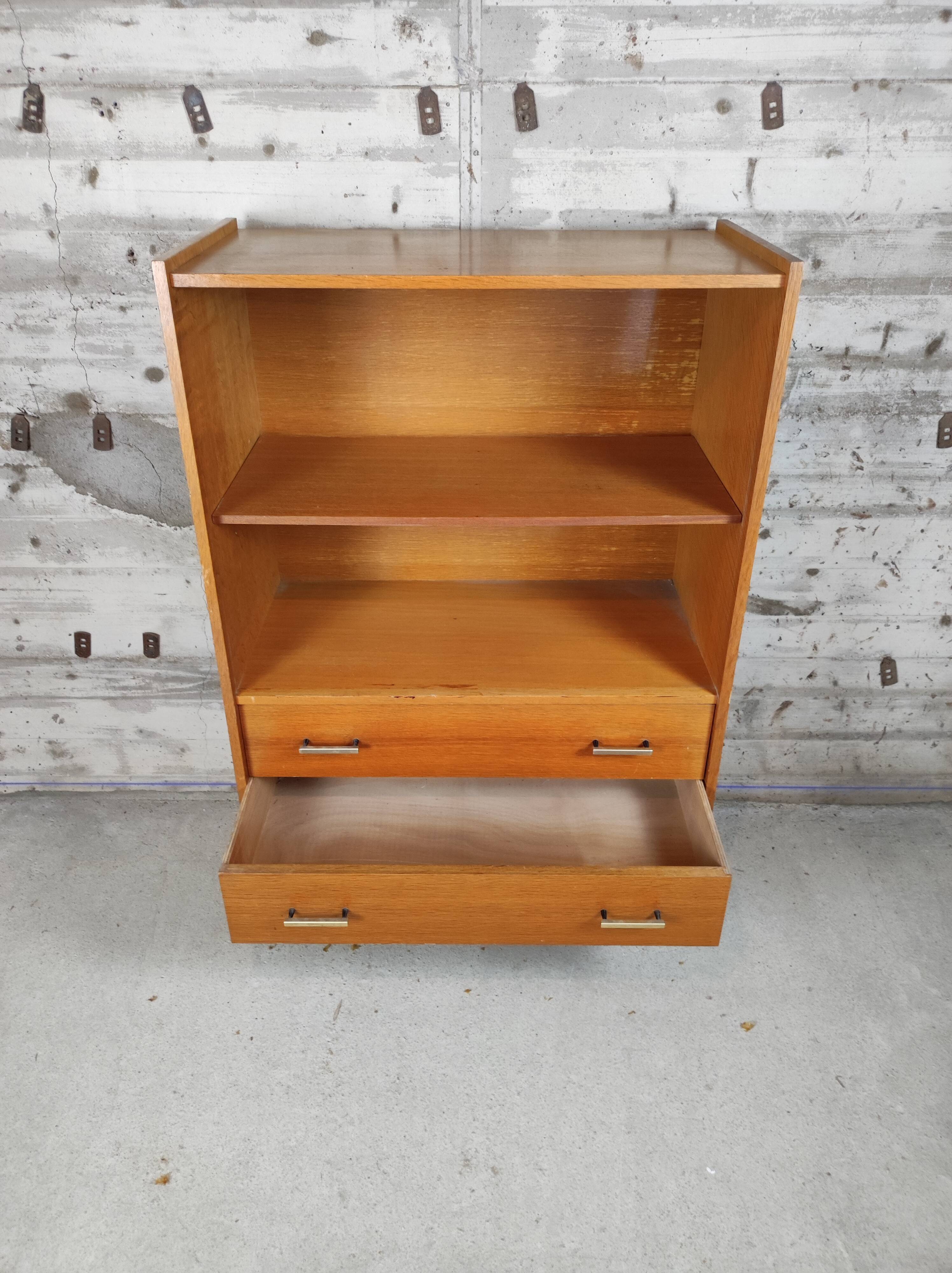Bookcase / shelf