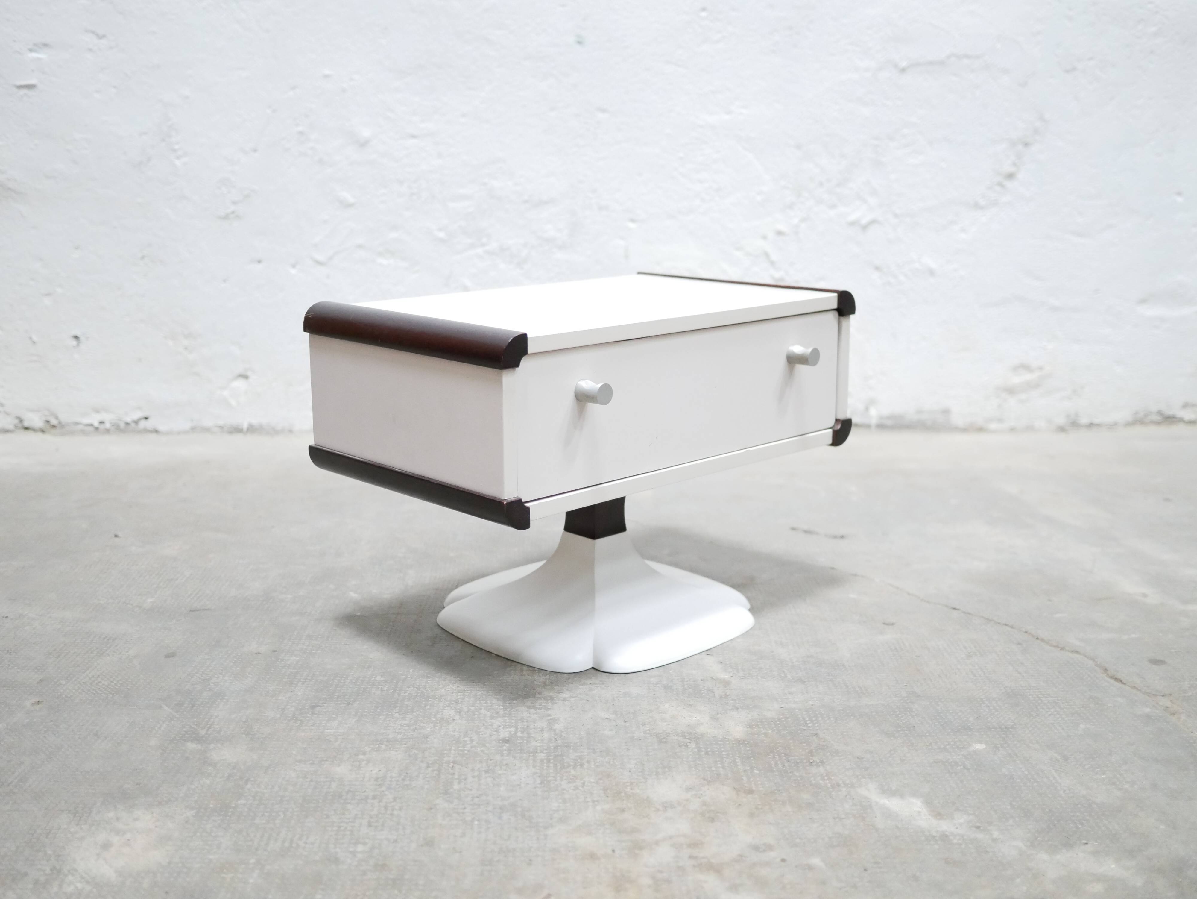 Chevet vintage blanc édité par Gautier