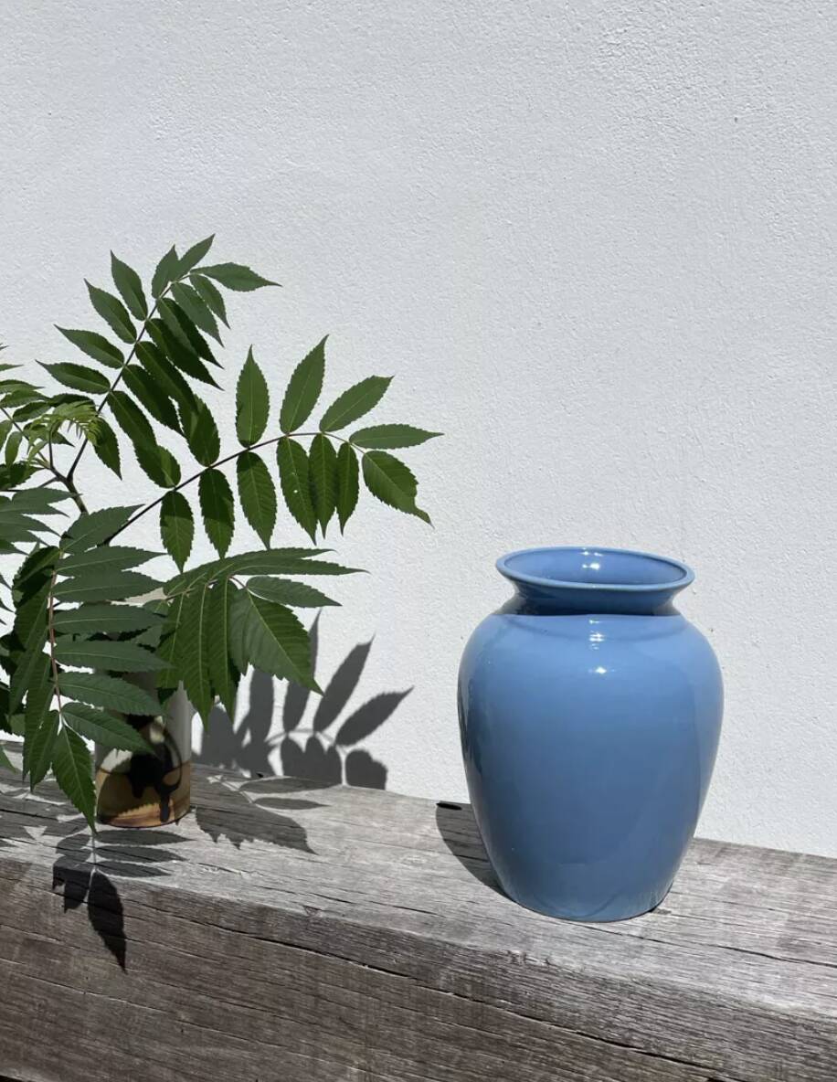 Vase balustre en céramique bleu uni minimaliste