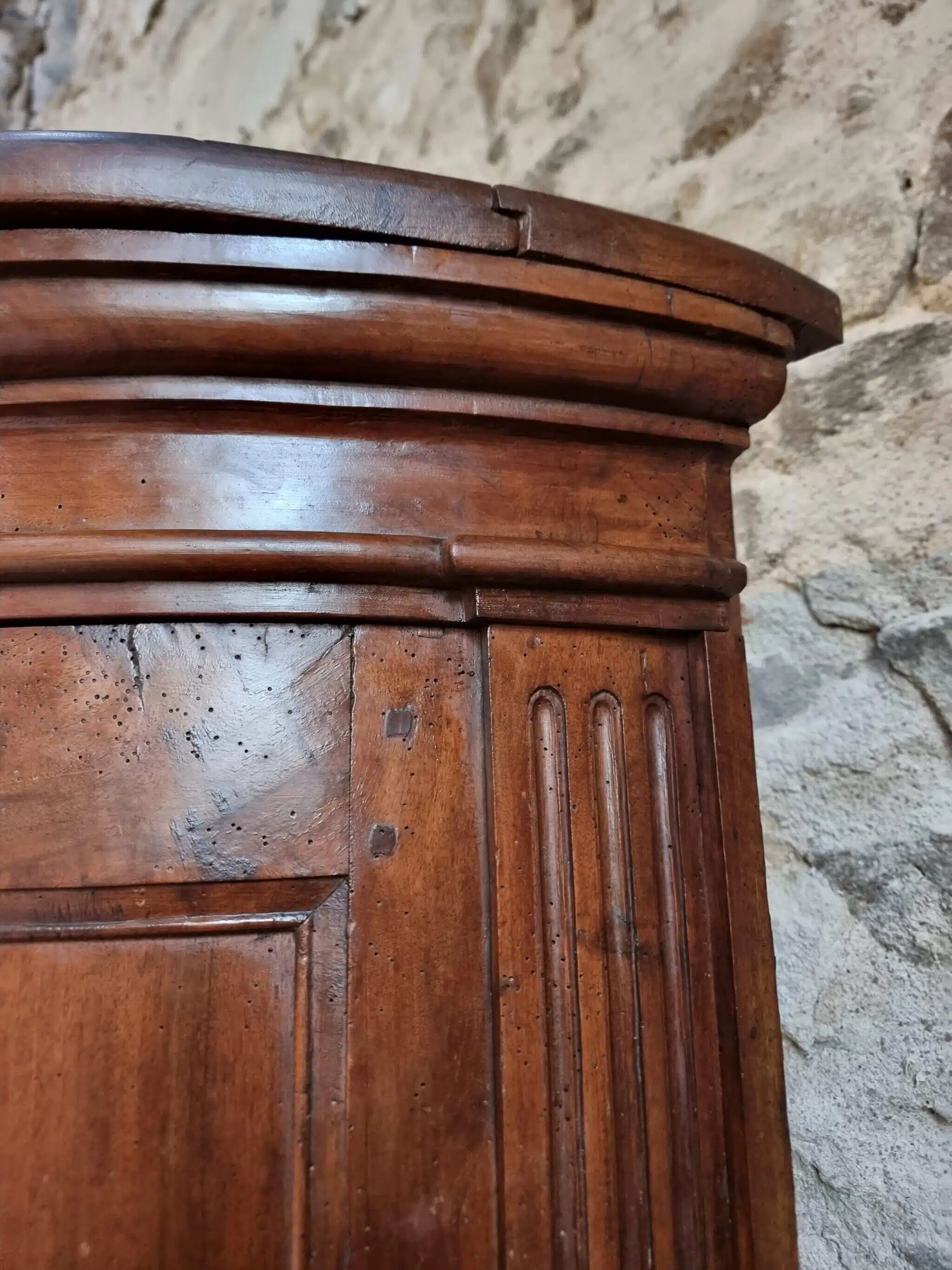 Cabinet demi-lune ancien en noyer, fin XVIIIe siècle, château français
