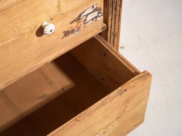 Commode ancienne en bois massif (vers 1920)