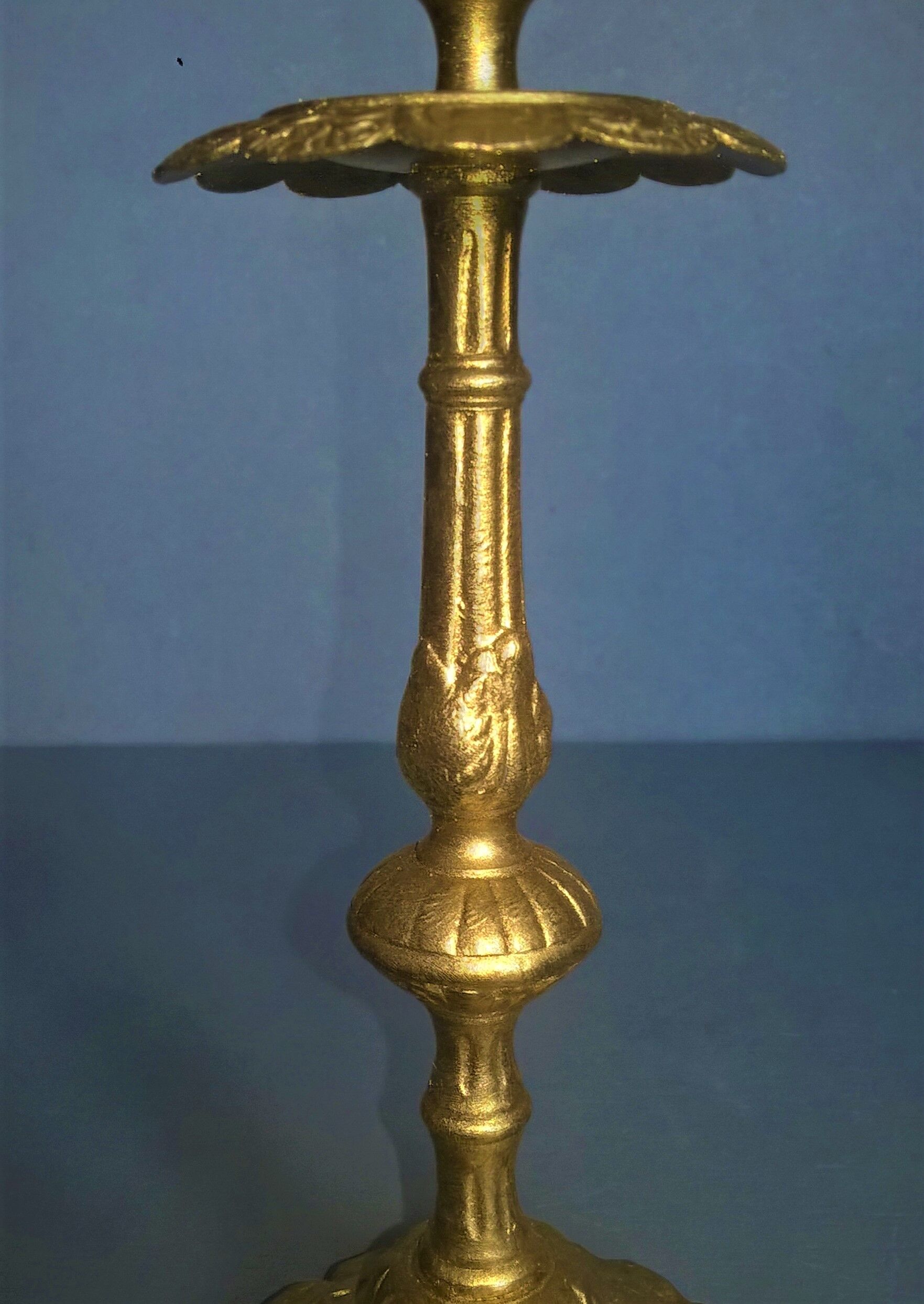 Pair of art-deco candlesticks with floral motifs and palmettes 20th century