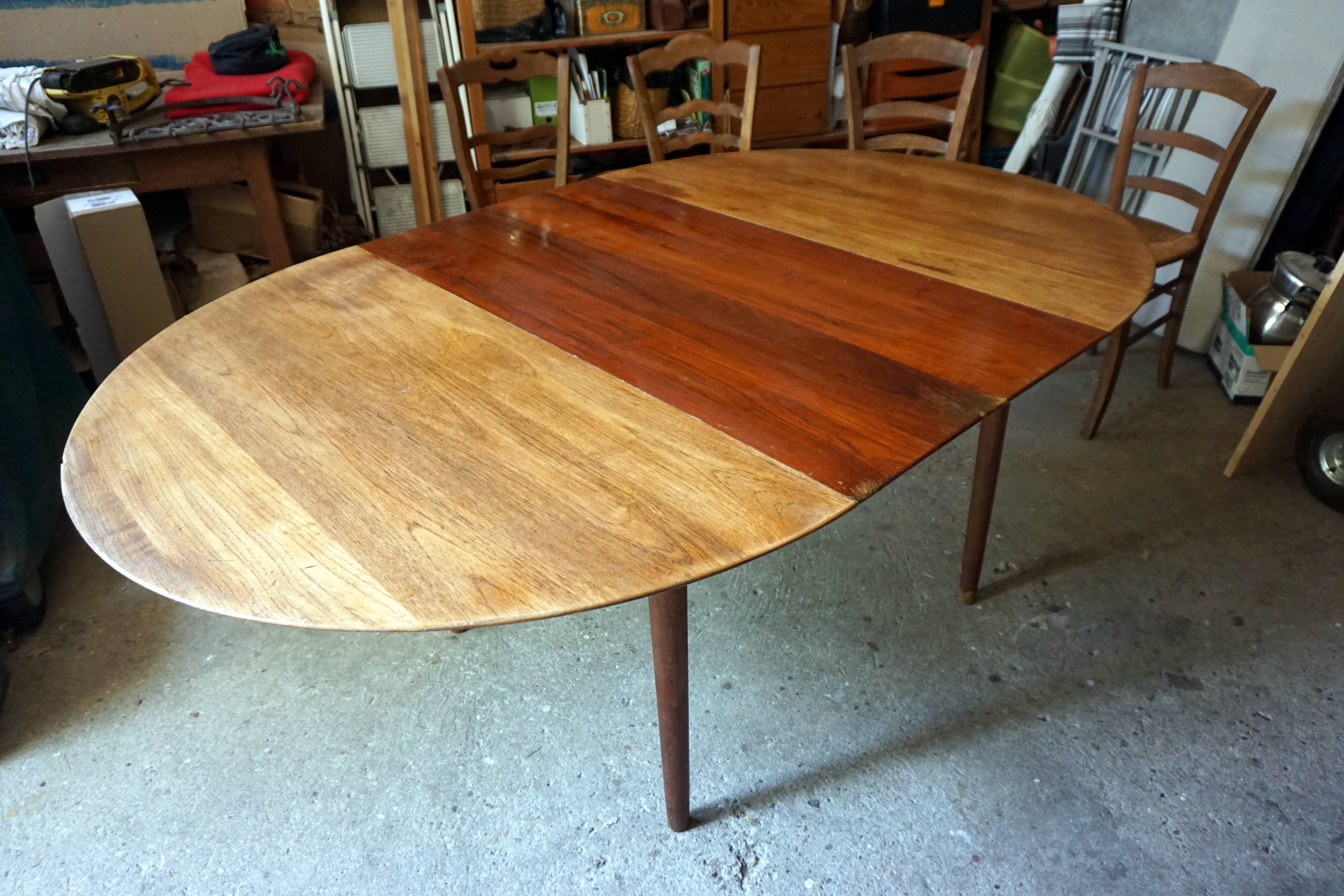Elégante table ronde en teck avec rallonge