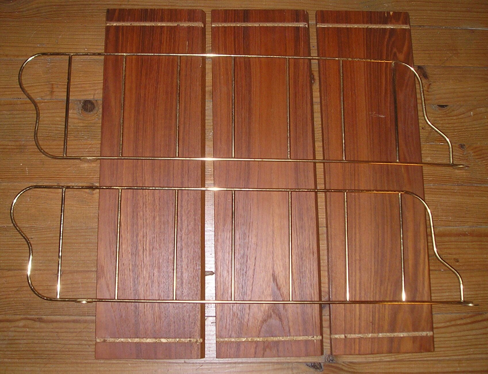 Etagère murale string bois-métal doré Nisse Strinning