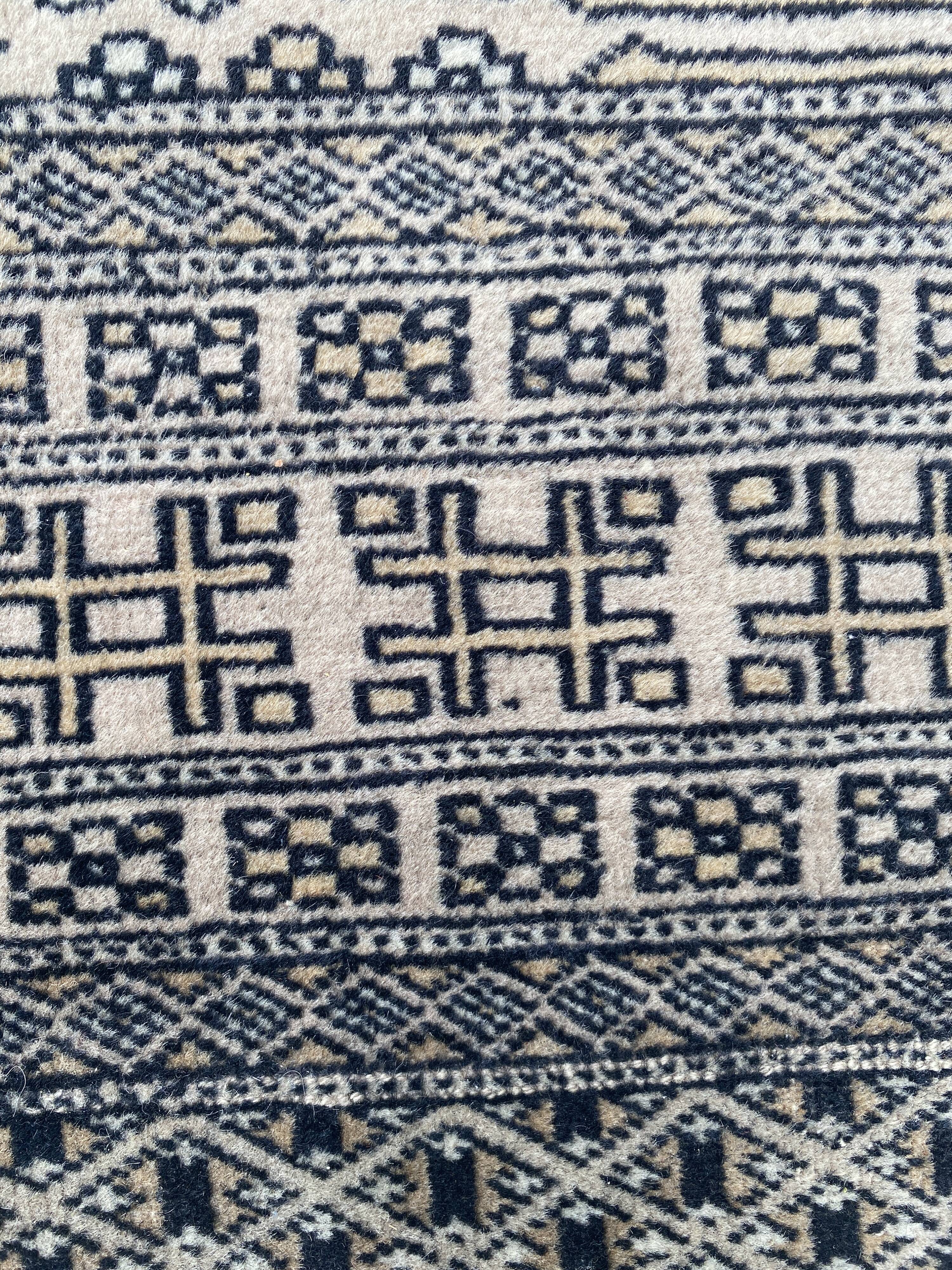 Vintage hand knotted rug with geometric patterns on a grey/beige/terracotta background 170 x 96 cm