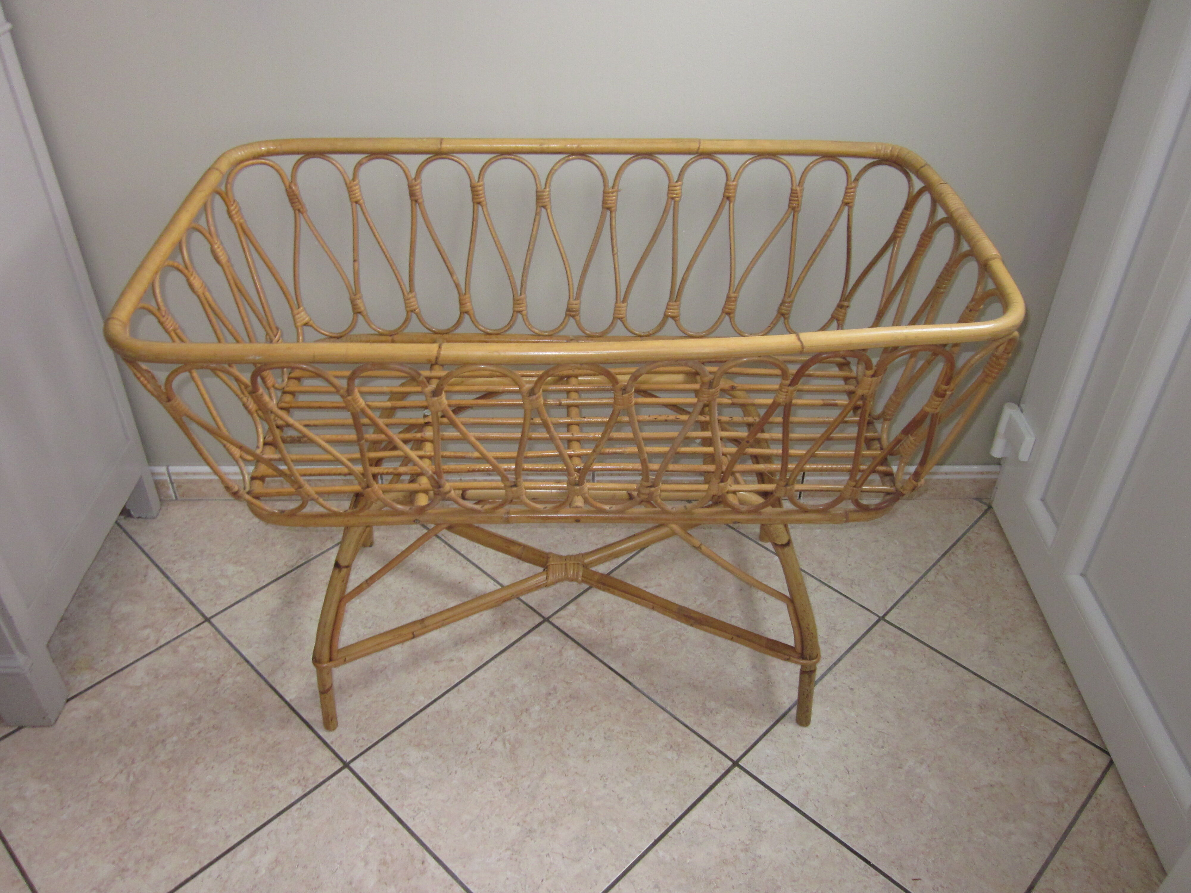 Baby vintage rattan bed