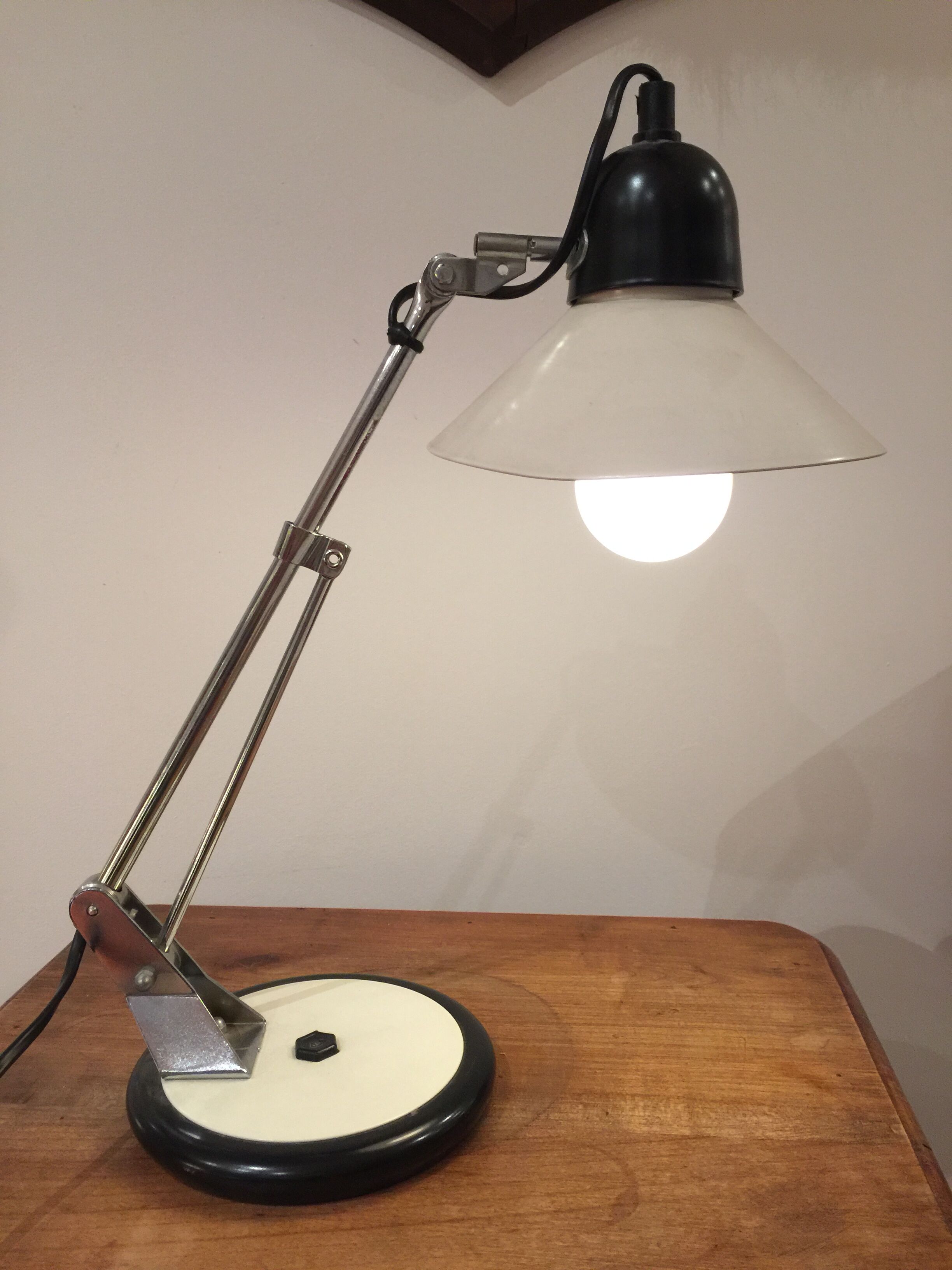 Year 60 articulated desk lamp