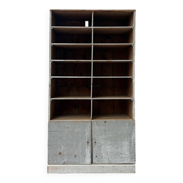 Patinated workshop furniture with compartments (renovated)
