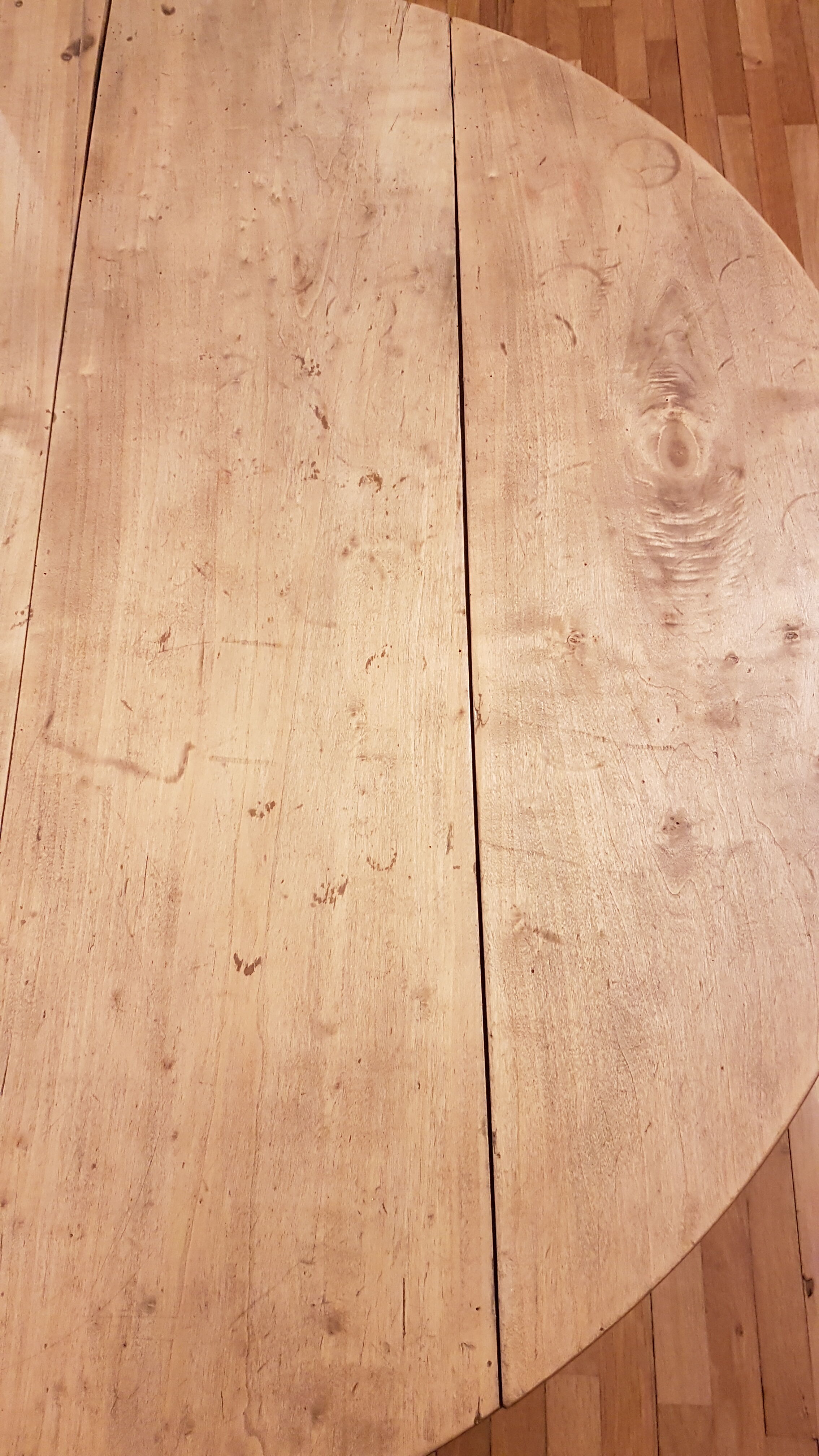 Round table with flaps