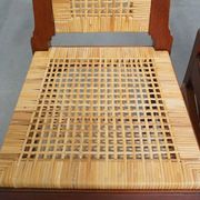 Ensemble de quatre chaises de salle à manger en rotin au design Art Déco avec dossier haut.