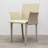 Chaise en cuir beige avec accoudoirs