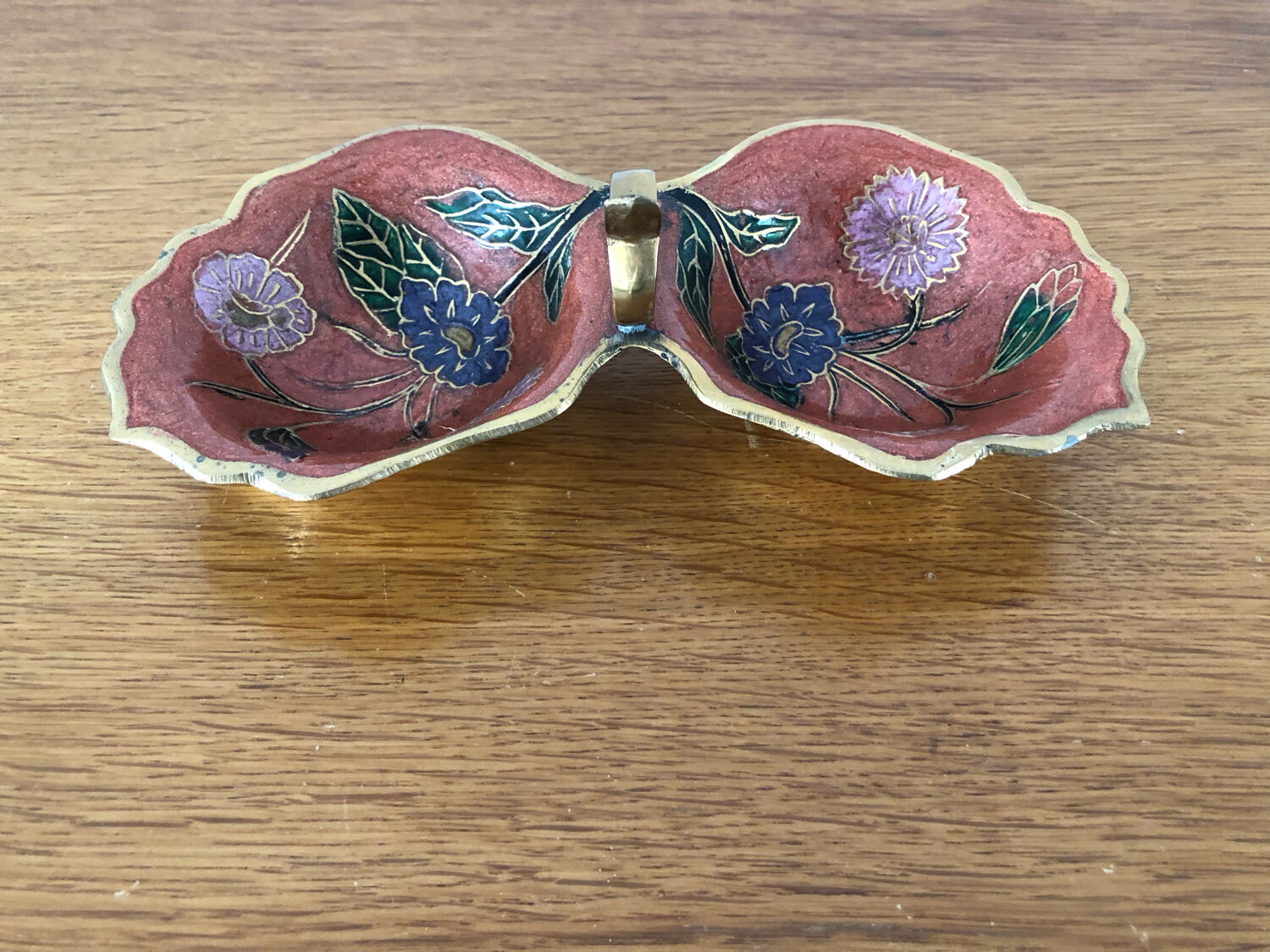 Empty pockets in brass and floral decoration