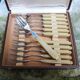 12 anciennes fourchettes à entremets en inox et bakélite