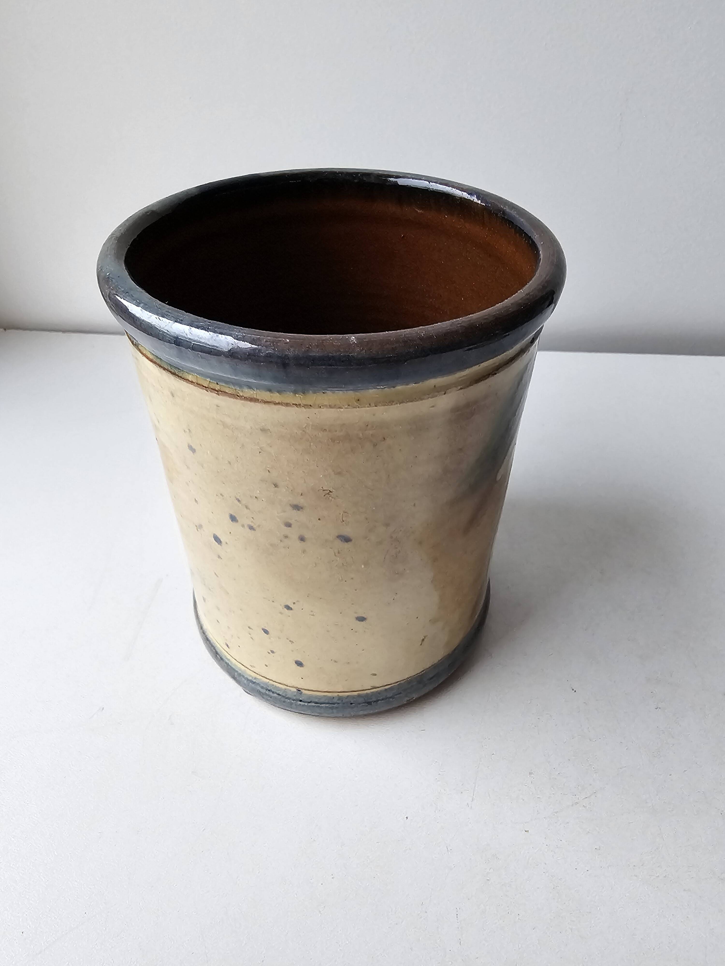 Covered stoneware ceramic pot - Signed Monogram BV (signature to be identified)