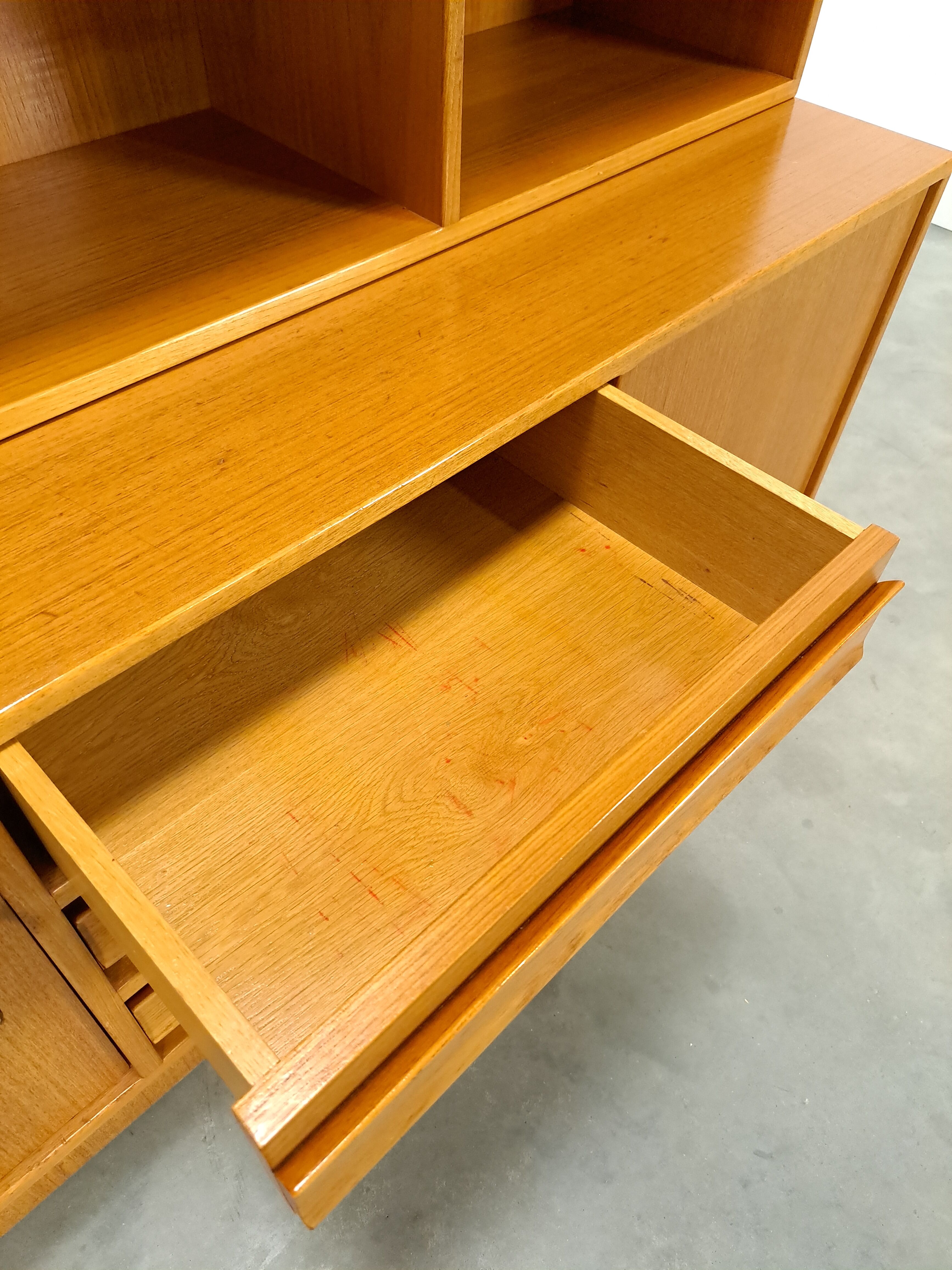 Bibliothèque vintage en teck avec tiroirs