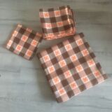 Tablecloth and 12 vintage towels