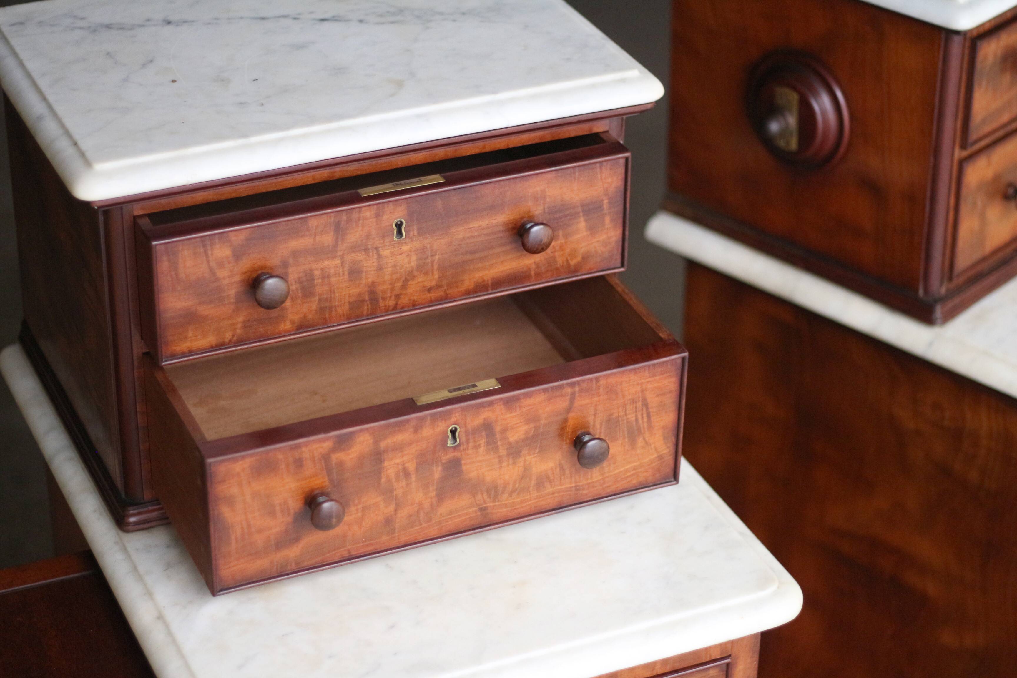 Exceptional: pair of Gillows of Lancaster chiffoniers (circa 1830)