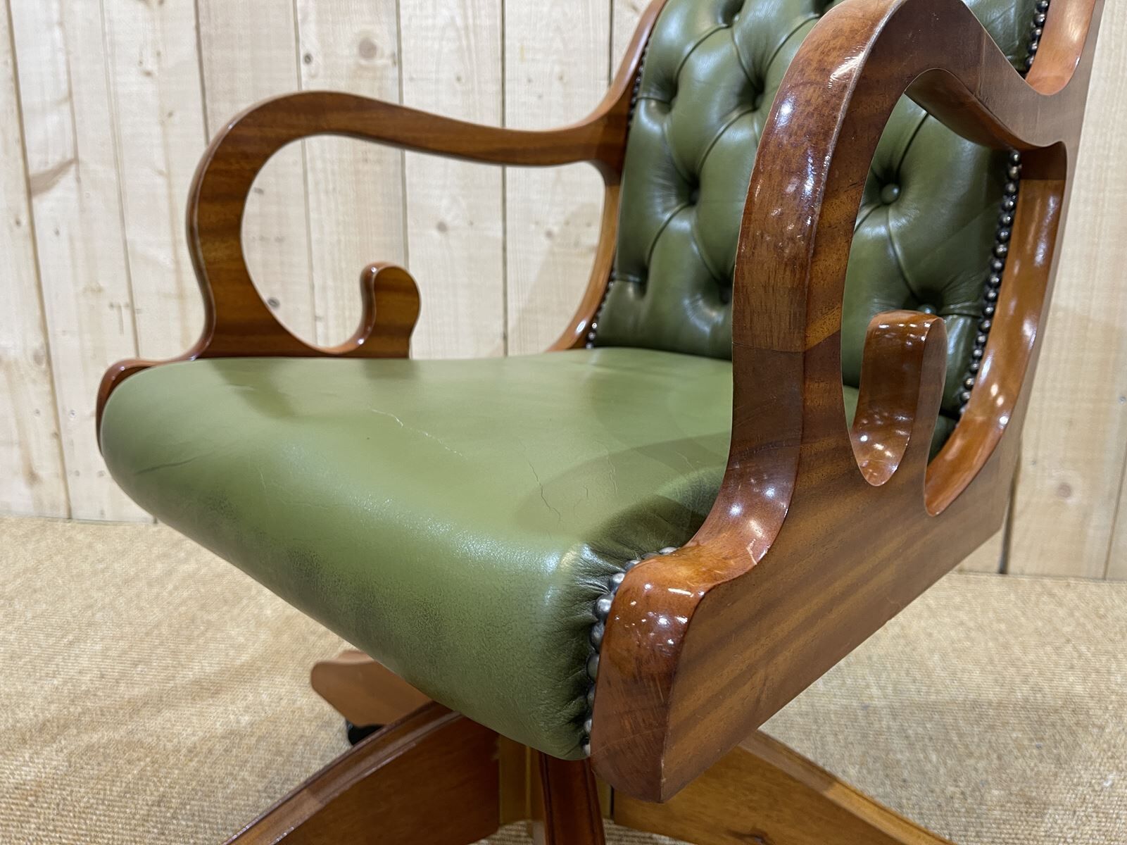 Fauteuil de bureau anglais Chesterfield en cuir vert