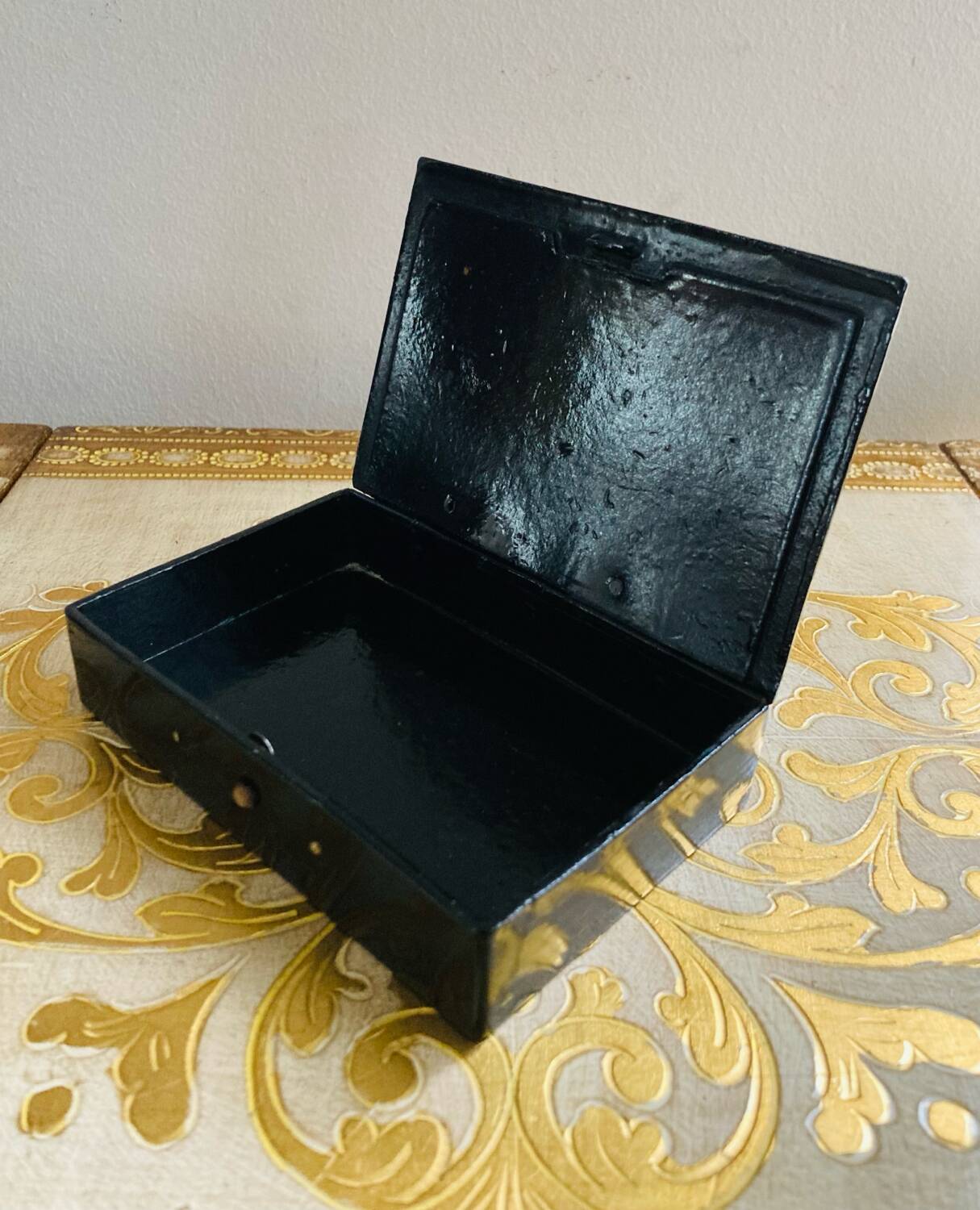 19th-century Chinese lacquer box, handmade motifs, coat of arms of PARIS