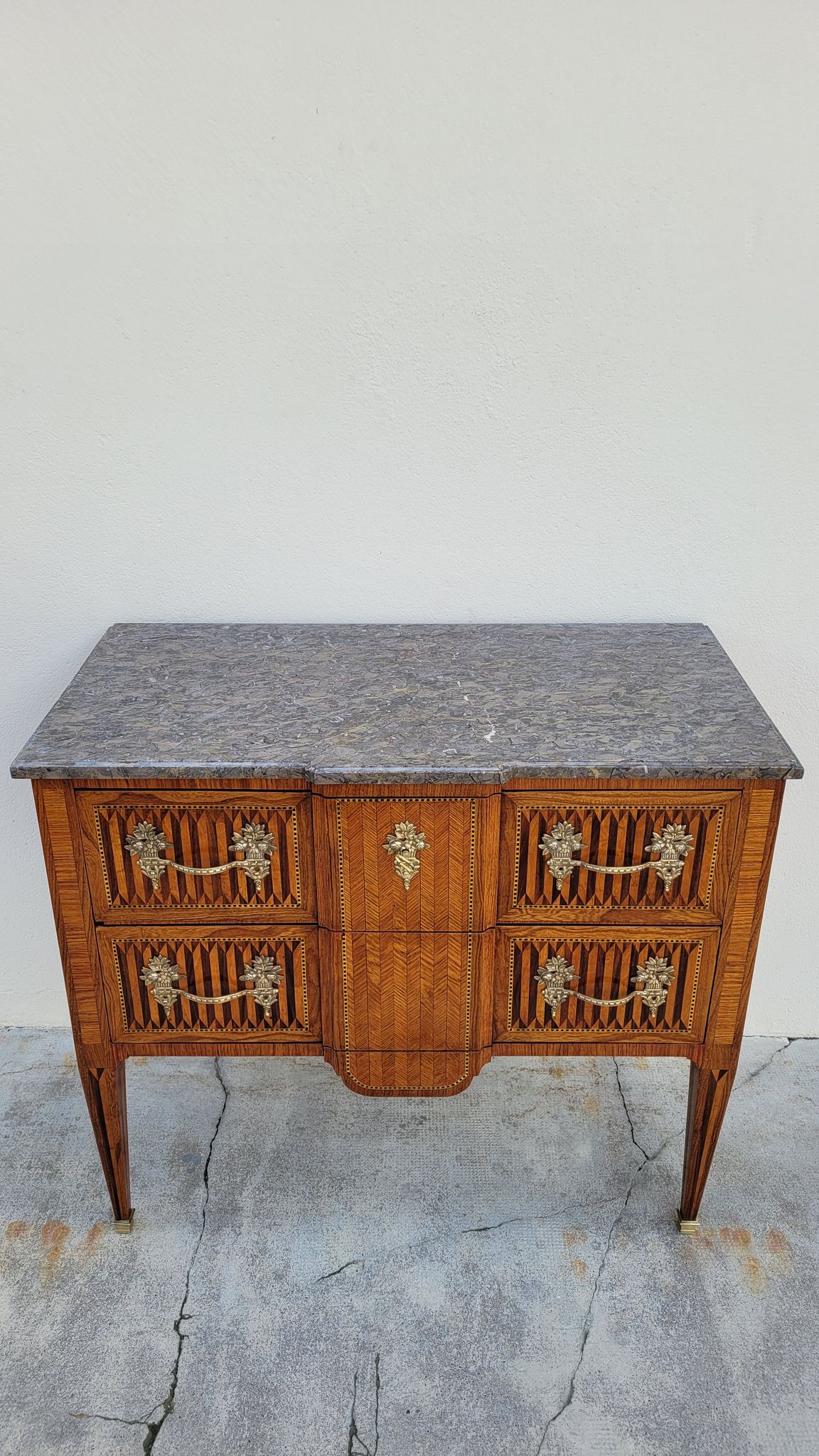 Commode sauteuse Louis XVI en marqueterie 19ème