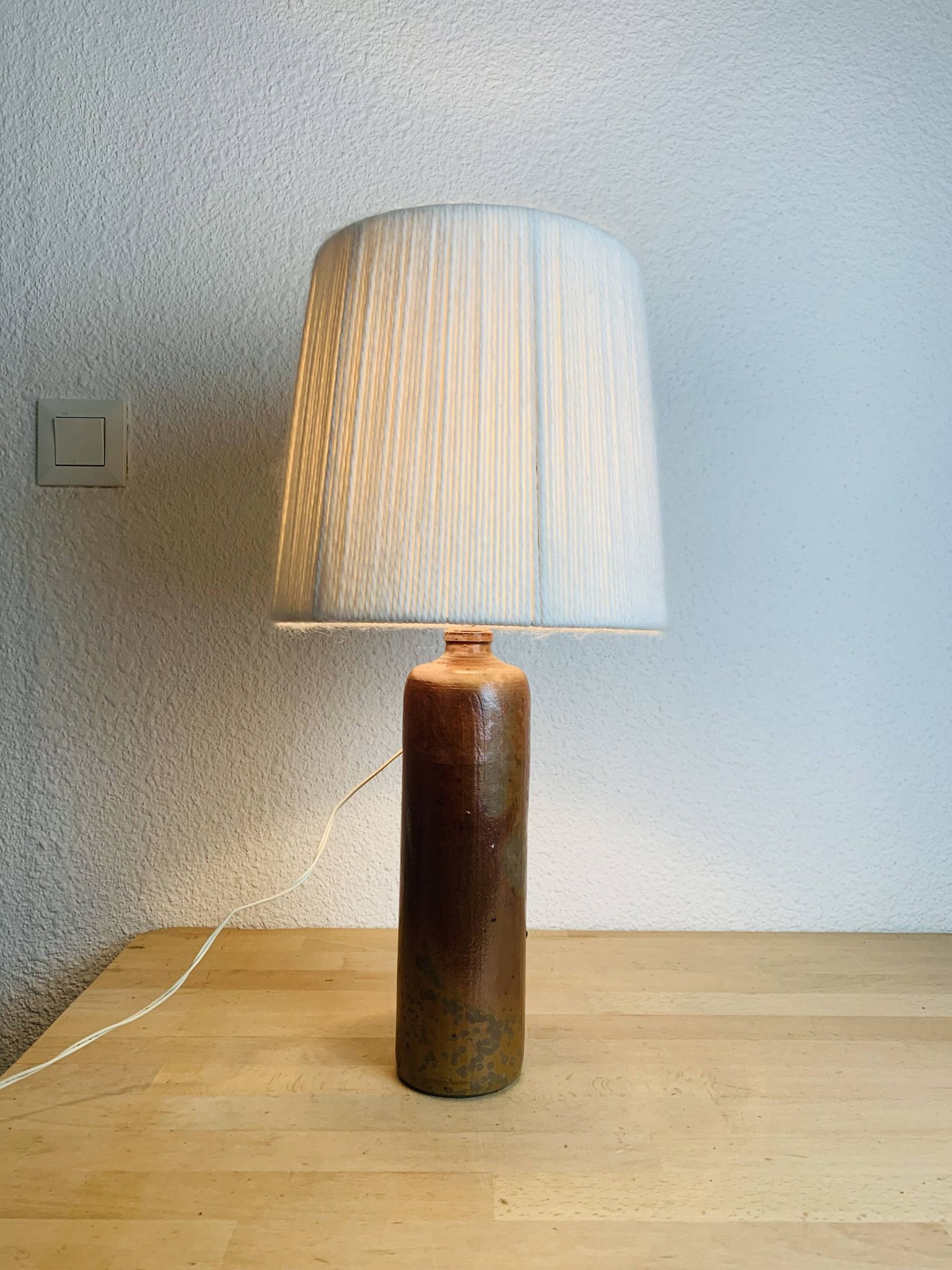 Lampe bouteille grès et abat jour laine vintage
