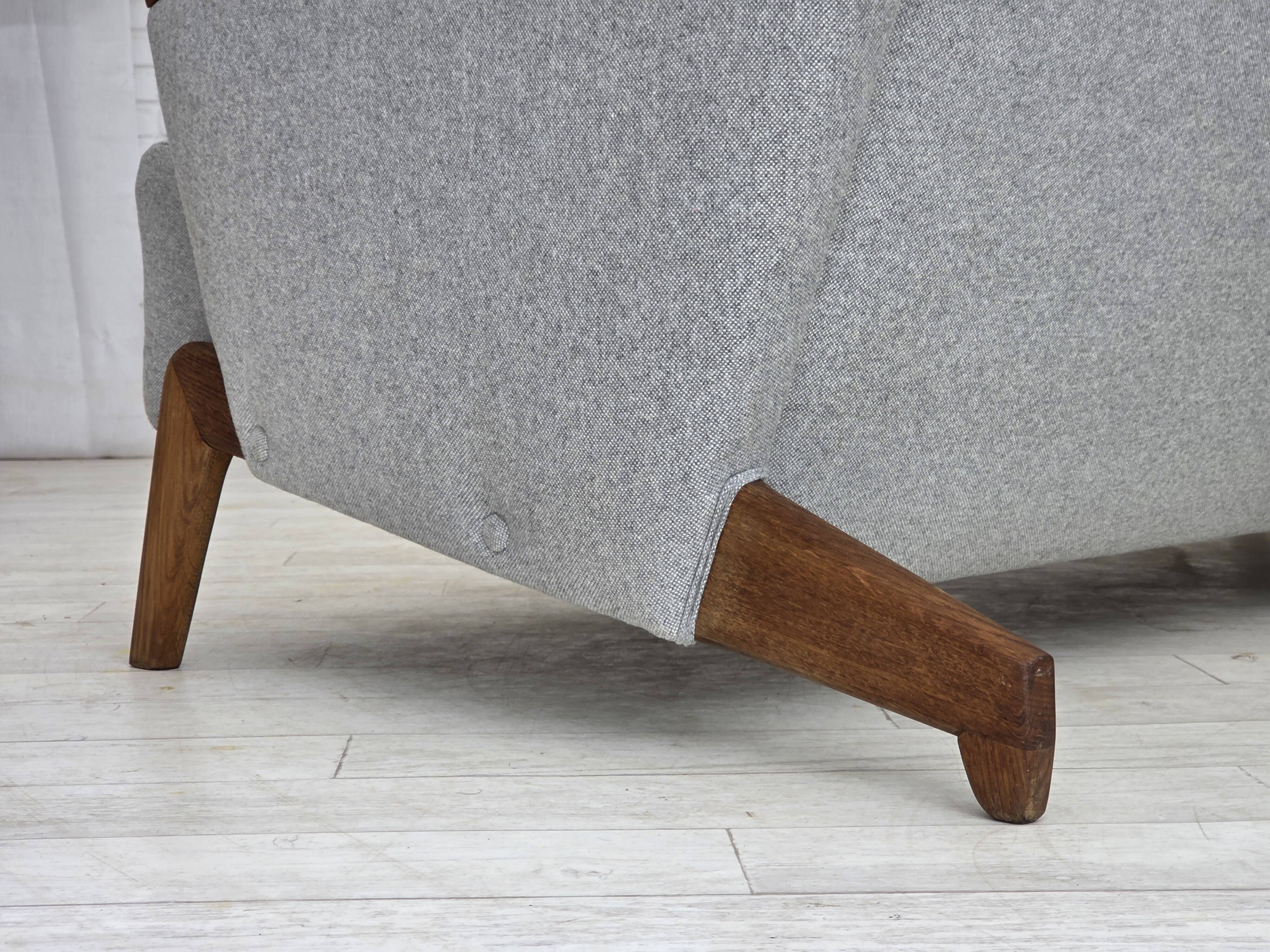 Design danois par Arne Hovmand-Olsen, canapé 3 places modèle 490, refait à neuf.