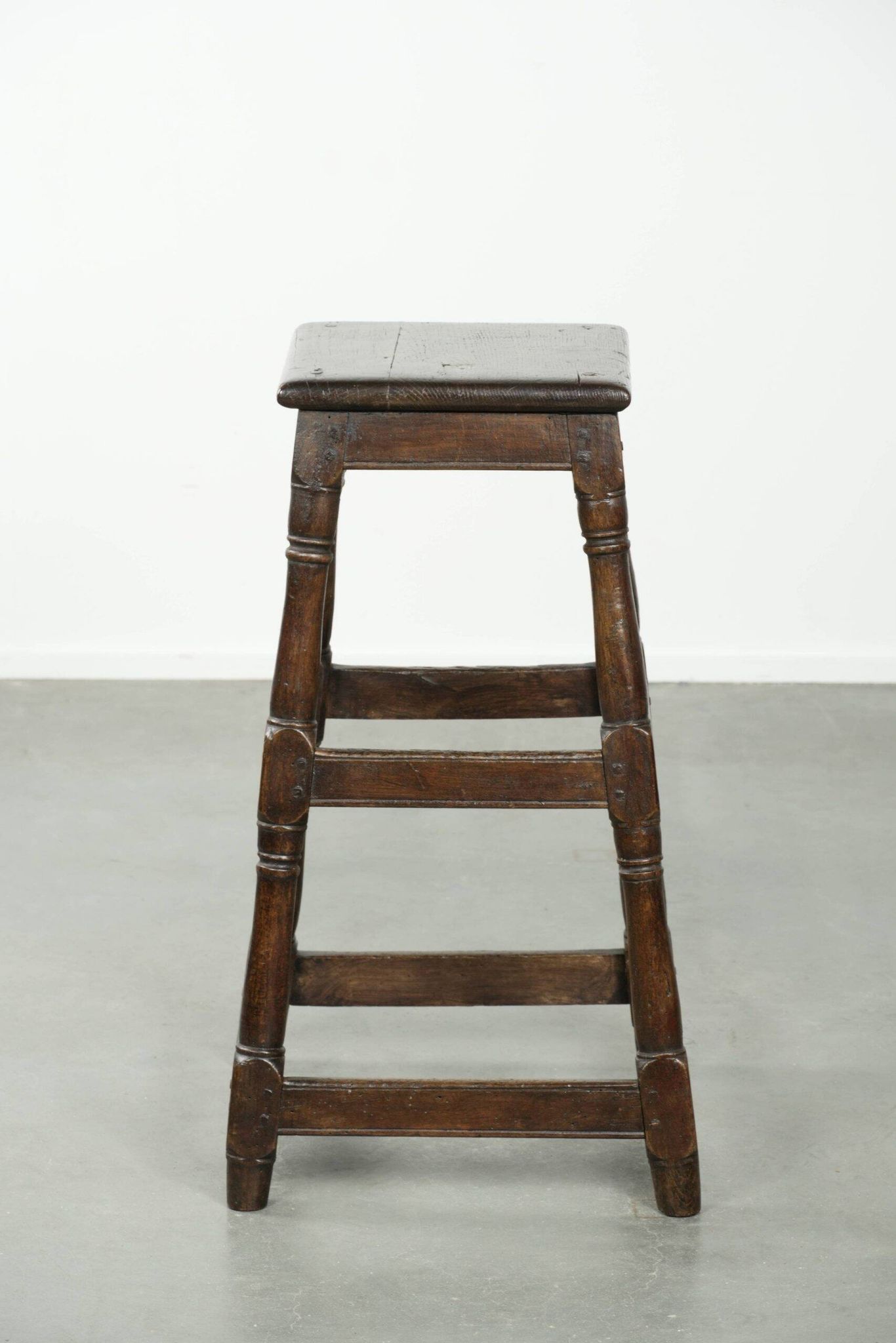 Tabouret en chêne anglais ancien / tabouret à joints du XVIIIe siècle