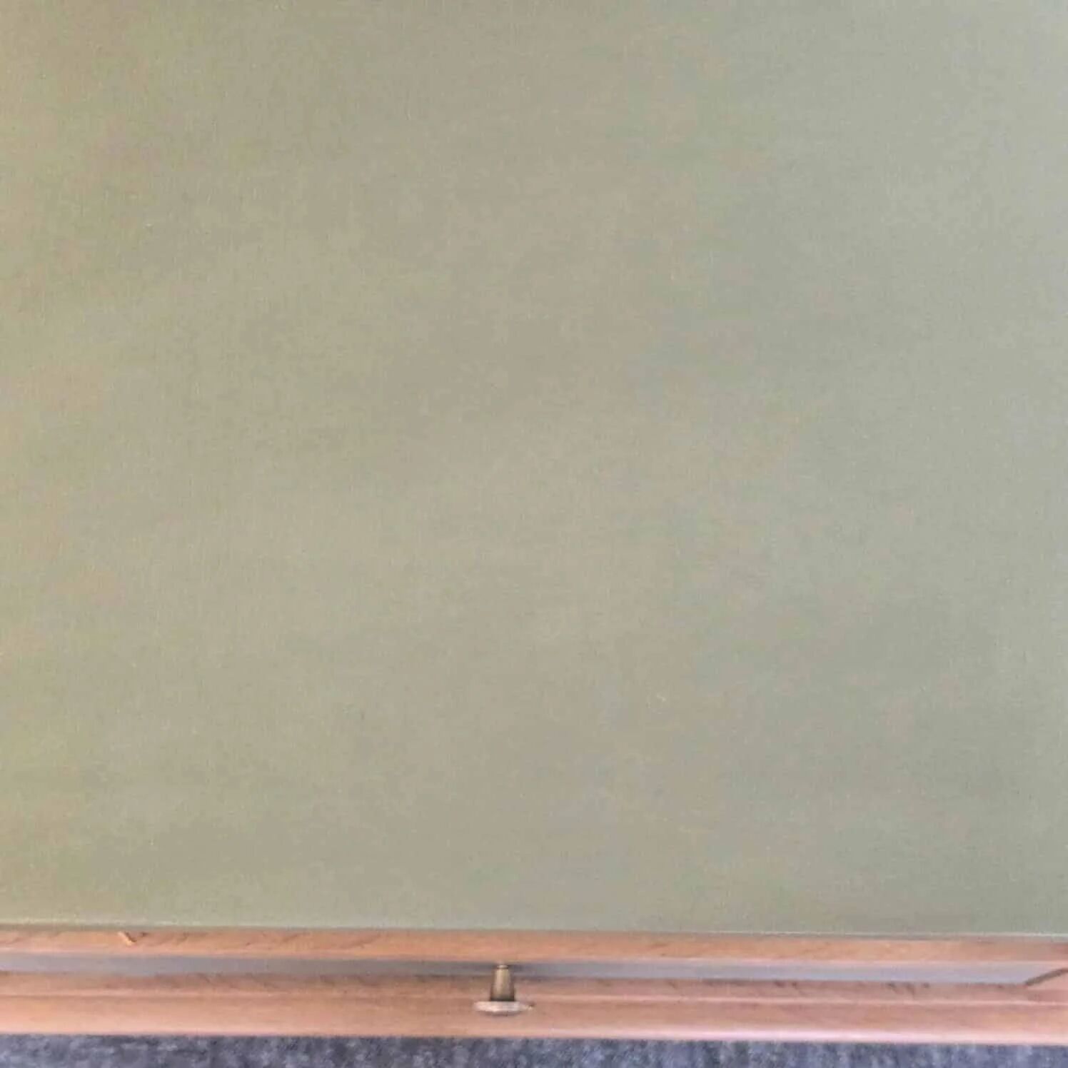 Renovated vintage bedside table in wood, with tapered legs – Matt green & gold background