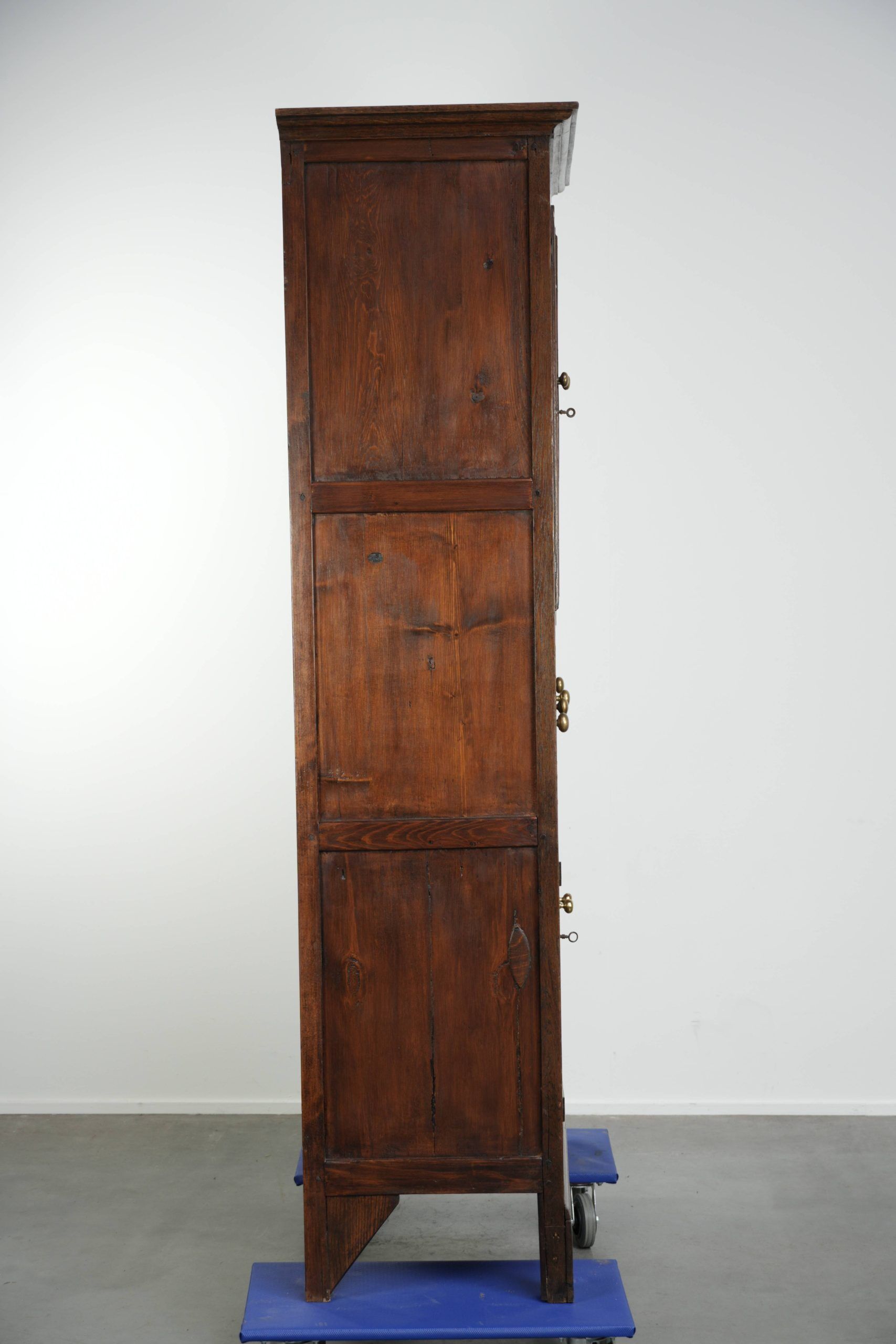 Antique 18th-century Welsh/English oak bookcase/buffet with original glass
