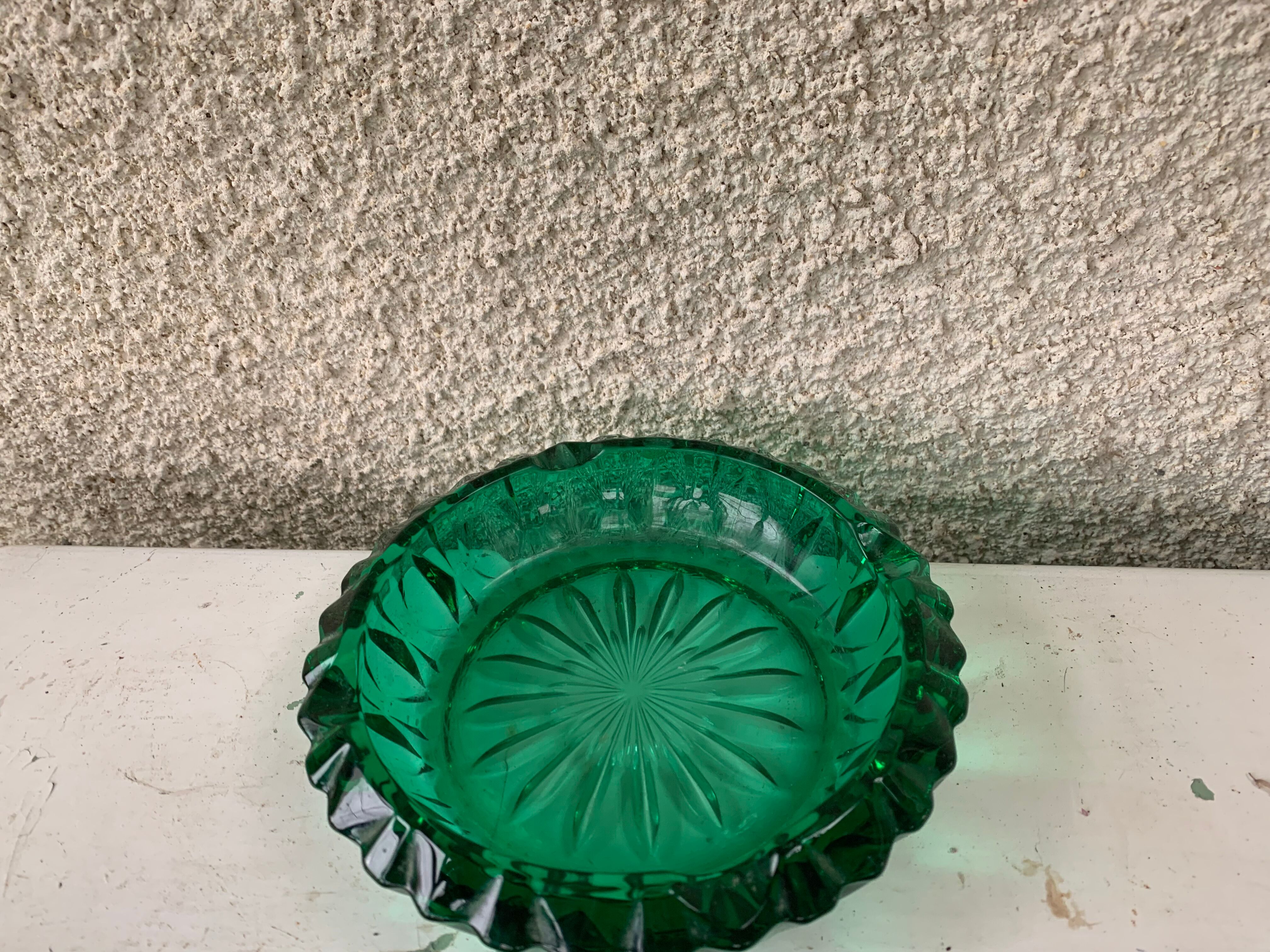 Cendrier en verre ciselé vert vintage