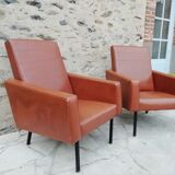 Paire de fauteuils simili cuir marron
