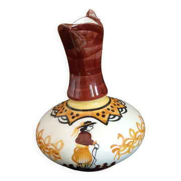 Petit pichet Henriot Quimper - Décor breton / paysan