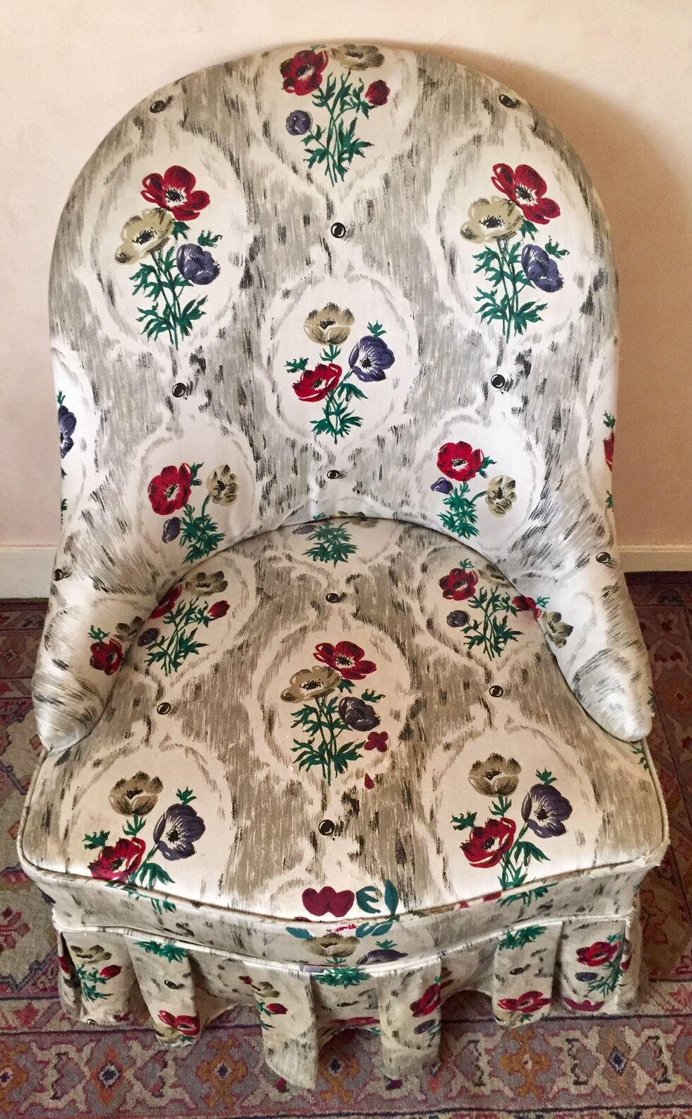 Toad in cloth armchair and its Ottoman