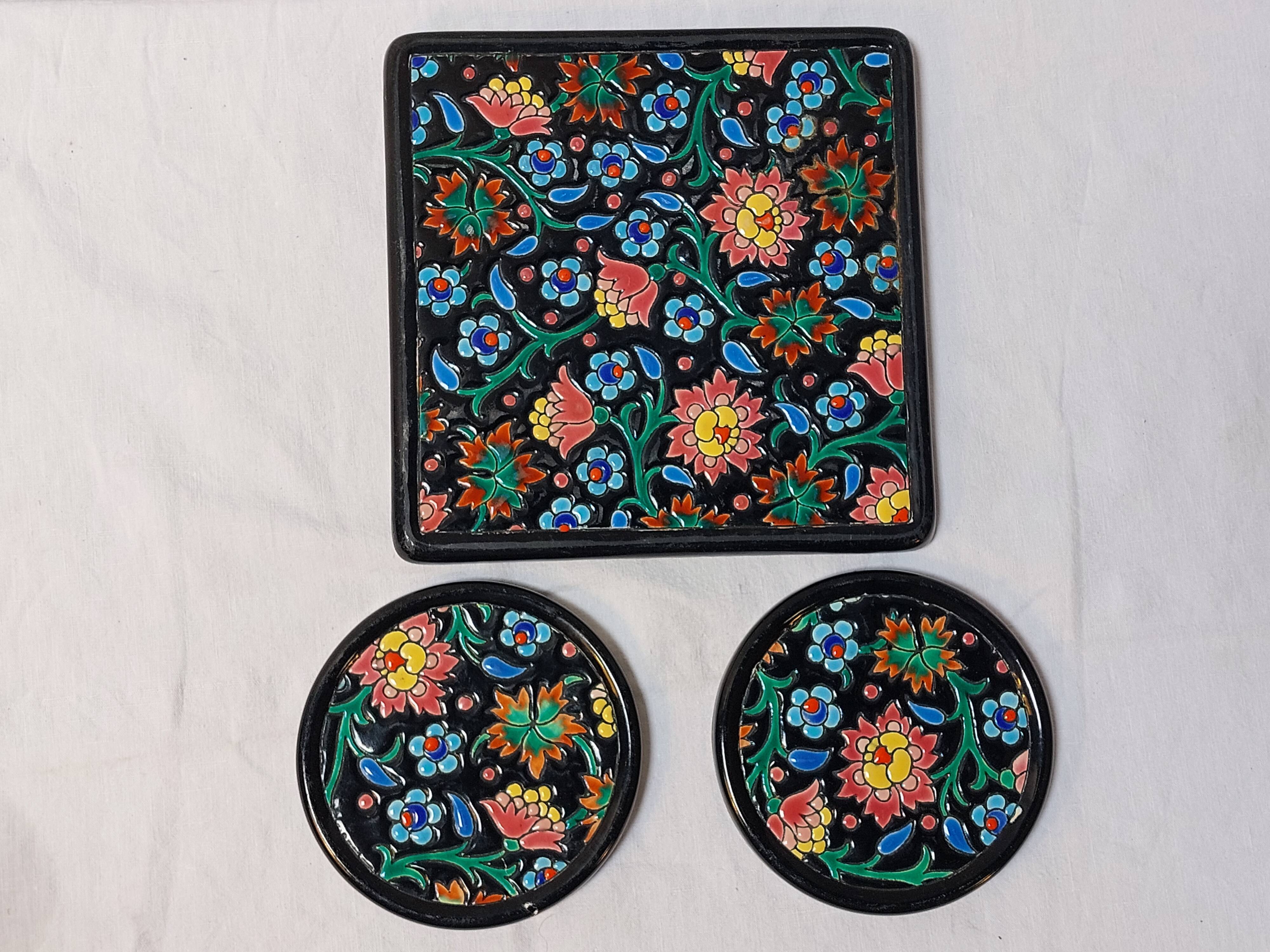 Ensemble émaux de Longwy dessous de plat et de bouteille décor floral