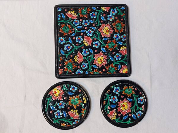 Ensemble émaux de Longwy dessous de plat et de bouteille décor floral