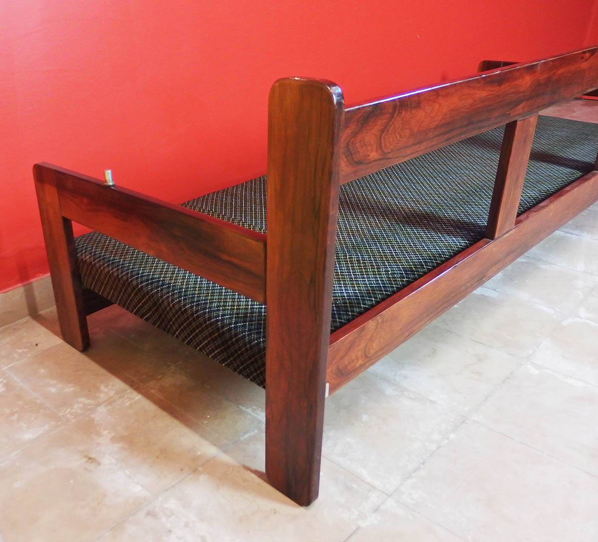 Large 1970 sofa by Saporiti