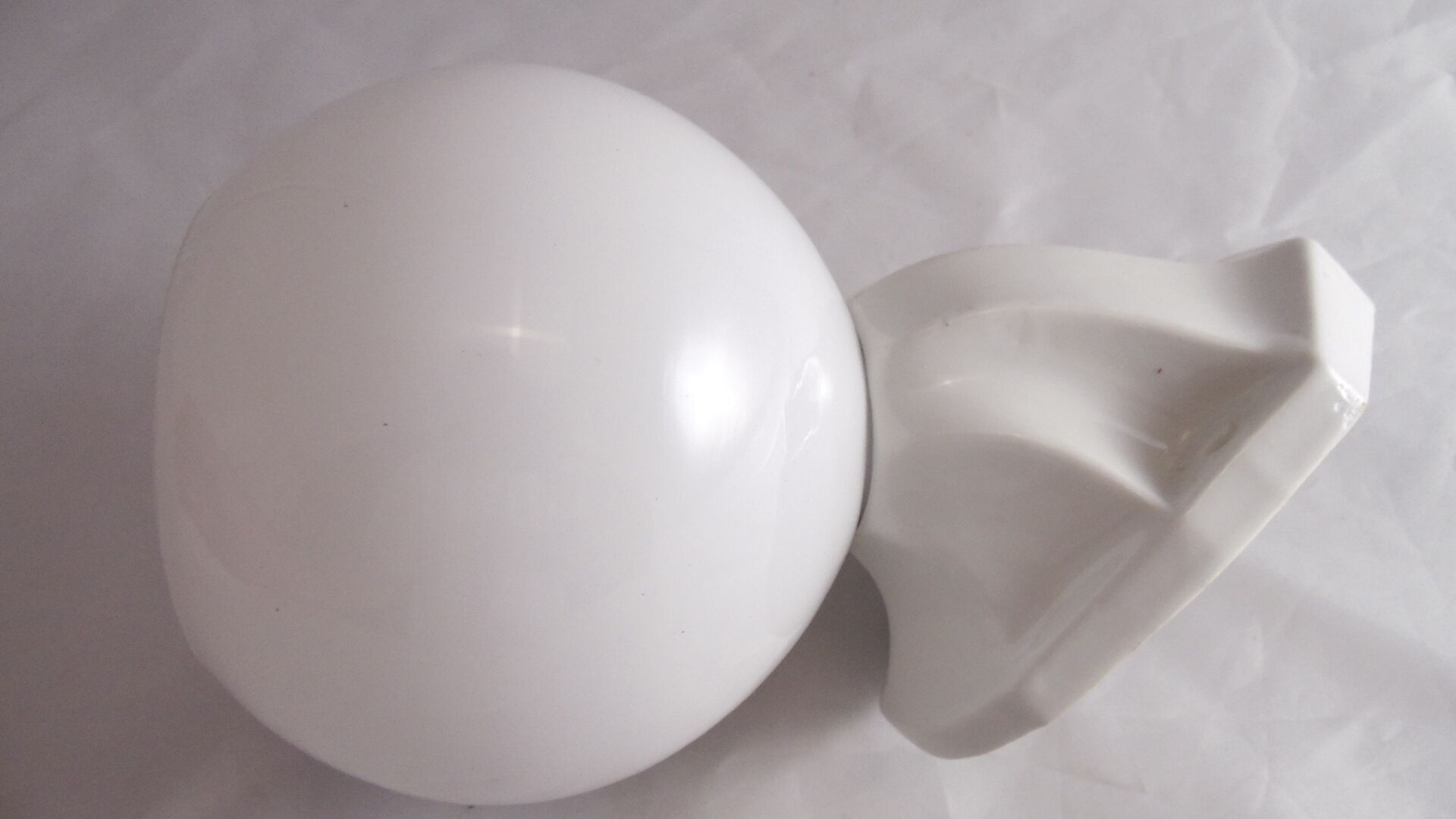 Applique Art Déco support porcelaine et globe opaline